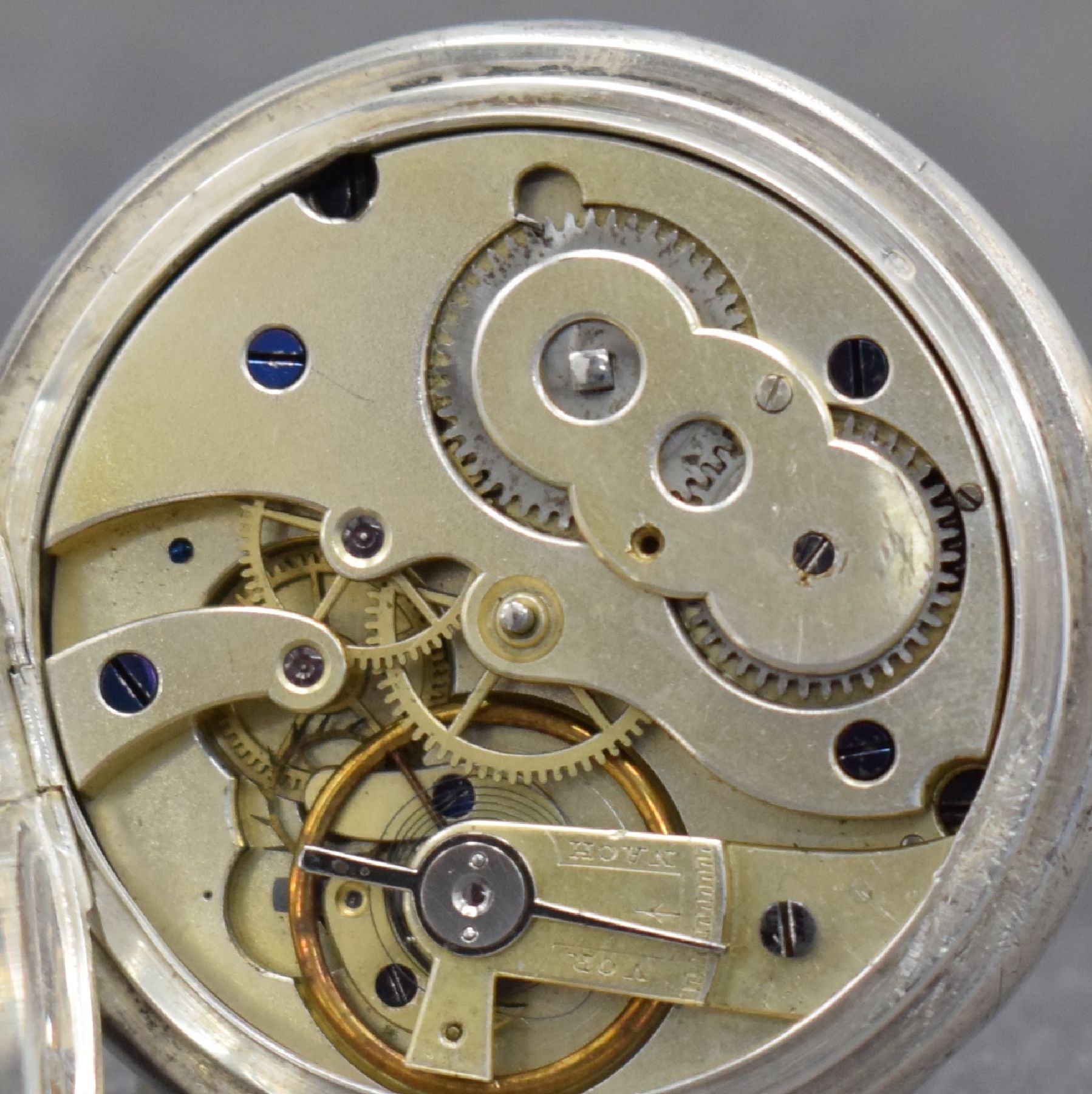 Detail f: Adolphe König 1893 offene Silbertaschenuhr, Schweiz/Deutschland um 1893, glattes Geh. m. Gold-Monturen, rücks. Monogramm "AK", Cuvette ...