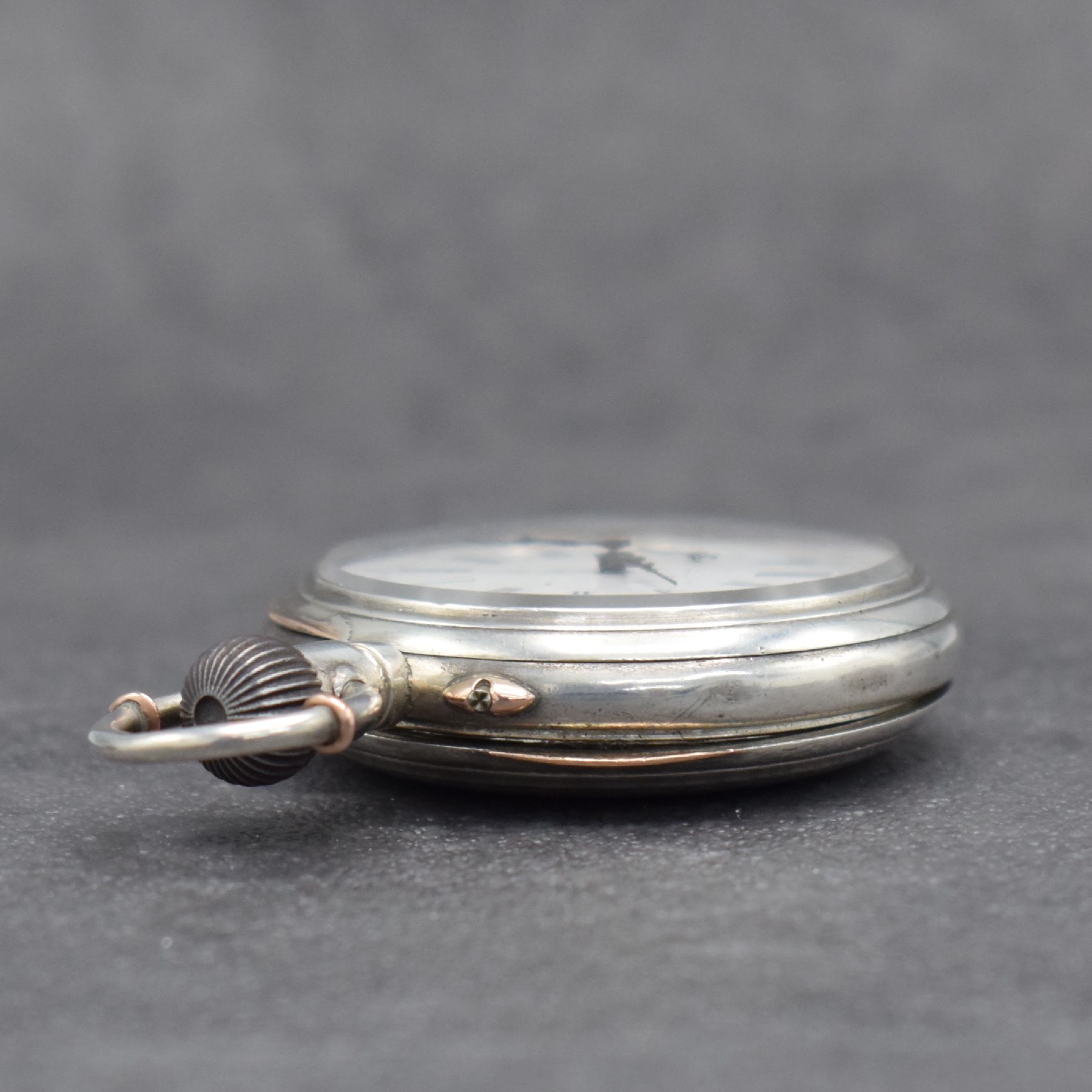Detail g: Adolphe König 1893 offene Silbertaschenuhr, Schweiz/Deutschland um 1893, glattes Geh. m. Gold-Monturen, rücks. Monogramm "AK", Cuvette ...