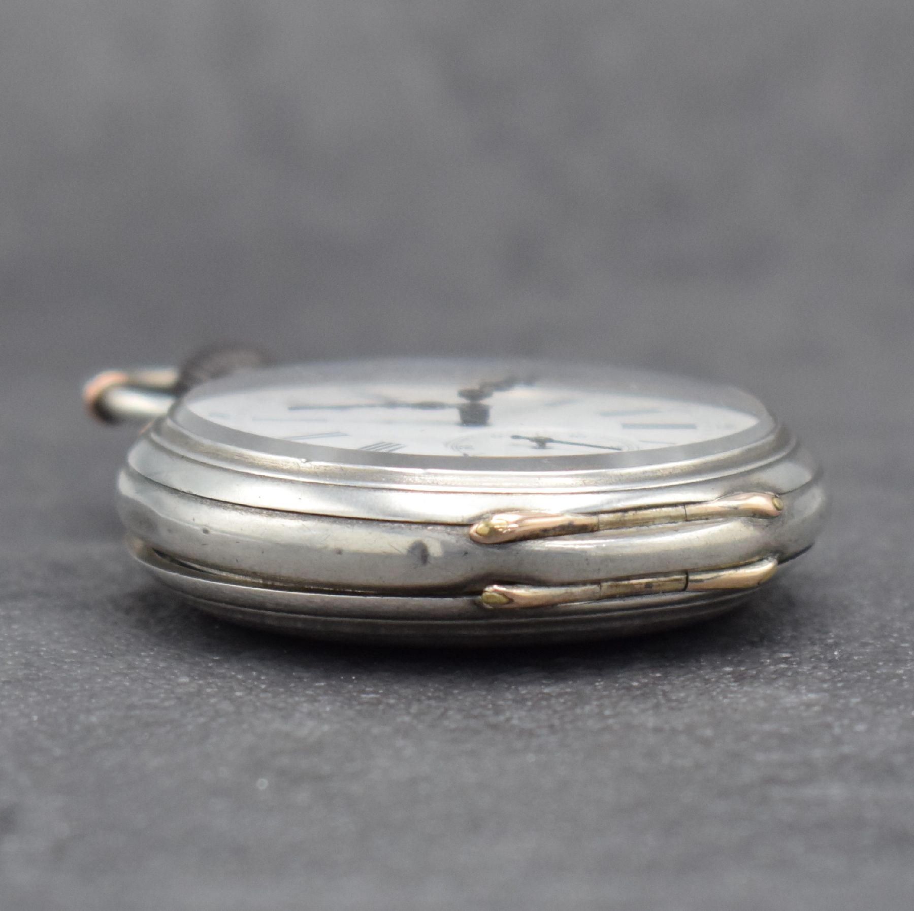 Detail h: Adolphe König 1893 offene Silbertaschenuhr, Schweiz/Deutschland um 1893, glattes Geh. m. Gold-Monturen, rücks. Monogramm "AK", Cuvette ...