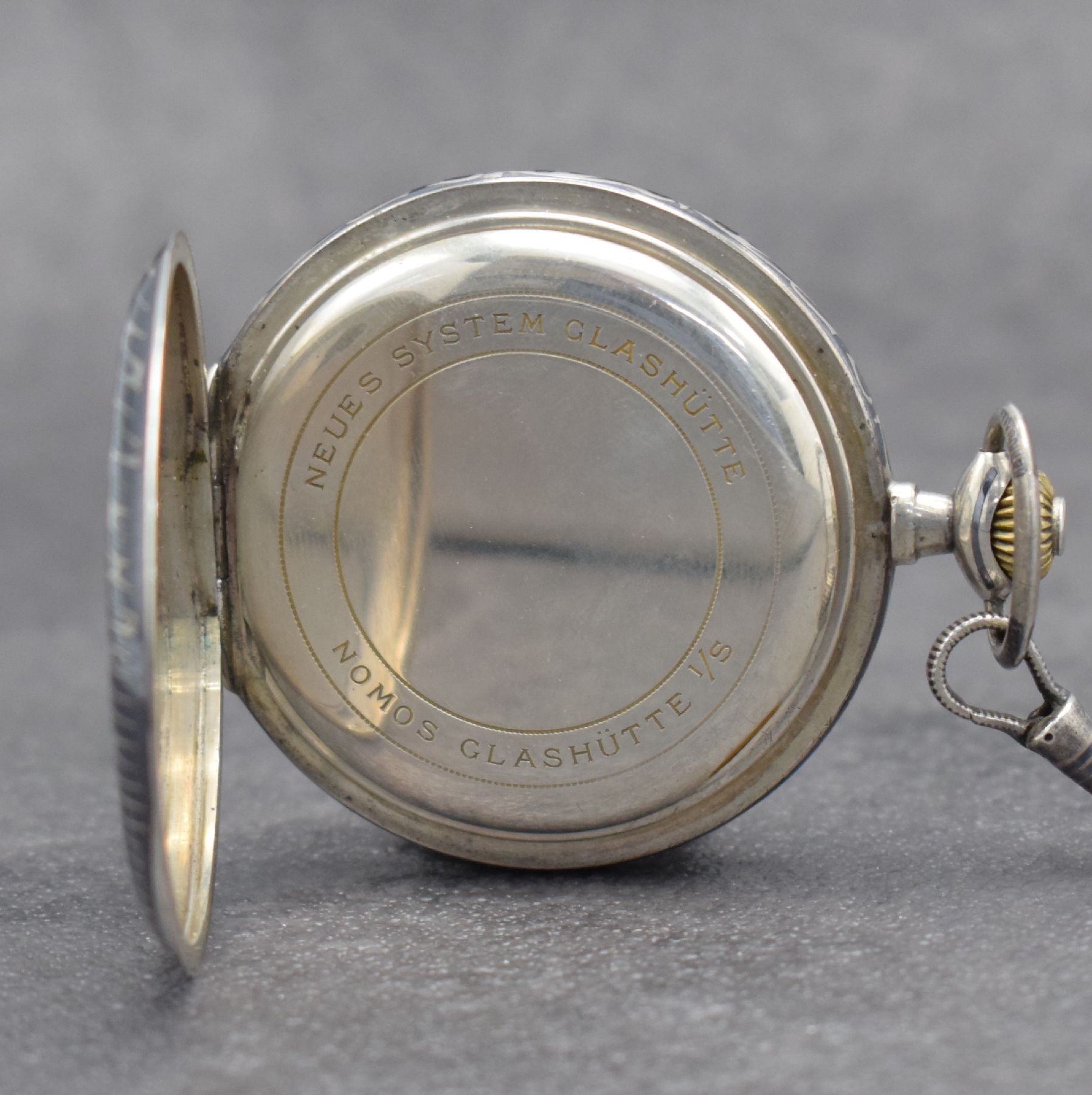 Detail d: NOMOS Uhr-Gesellschaft Guido Müller & Co Glashütte I/S Savonette in Tula-Silber, Deutschland um 1905, aufw. verz. Gehäuse l. besch., 3-teil. ...