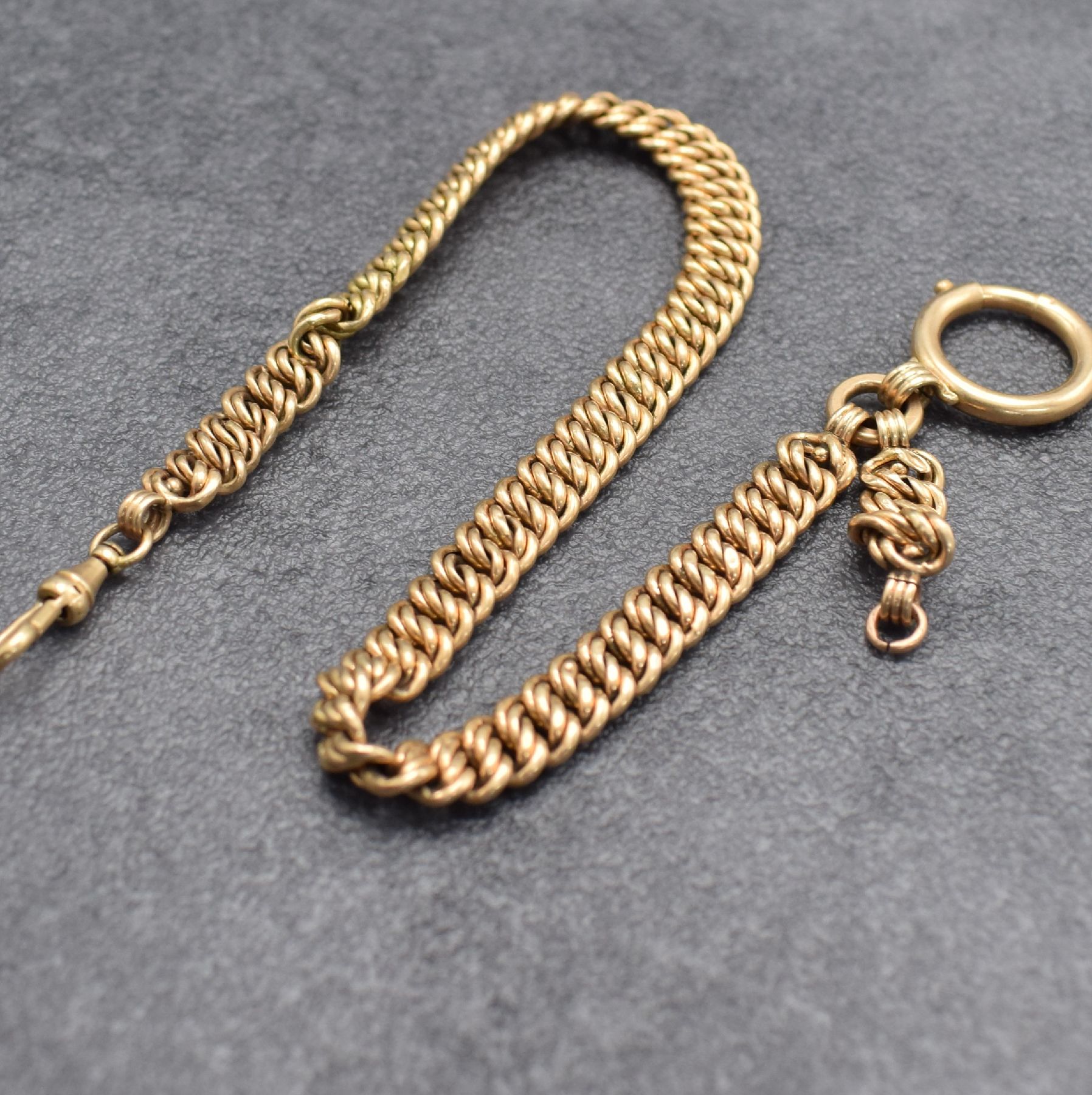 Detail a: Taschenuhrkette in RG 585/000 mit Federring & Karabiner, Deutschland um 1900, L. ca. 32 cm, Gew. ca. 22g, Nutz- & Rep.-Sp., aus Sammlungsauflösung