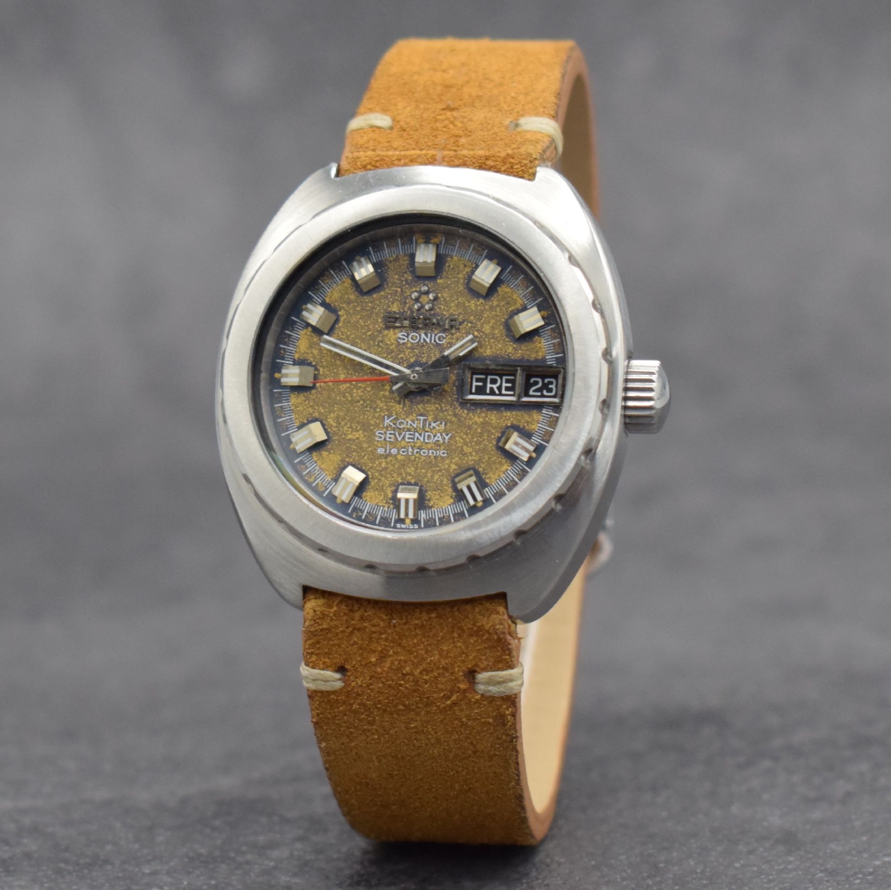 Detail b: ETERNA SONIC Kontiki SEVENDAY electronic Armbanduhr, Schweiz 1970er Jahre, Ref. 131FTT, massives Edelstahlgeh., Boden m. zentraler Goldplakette & ...