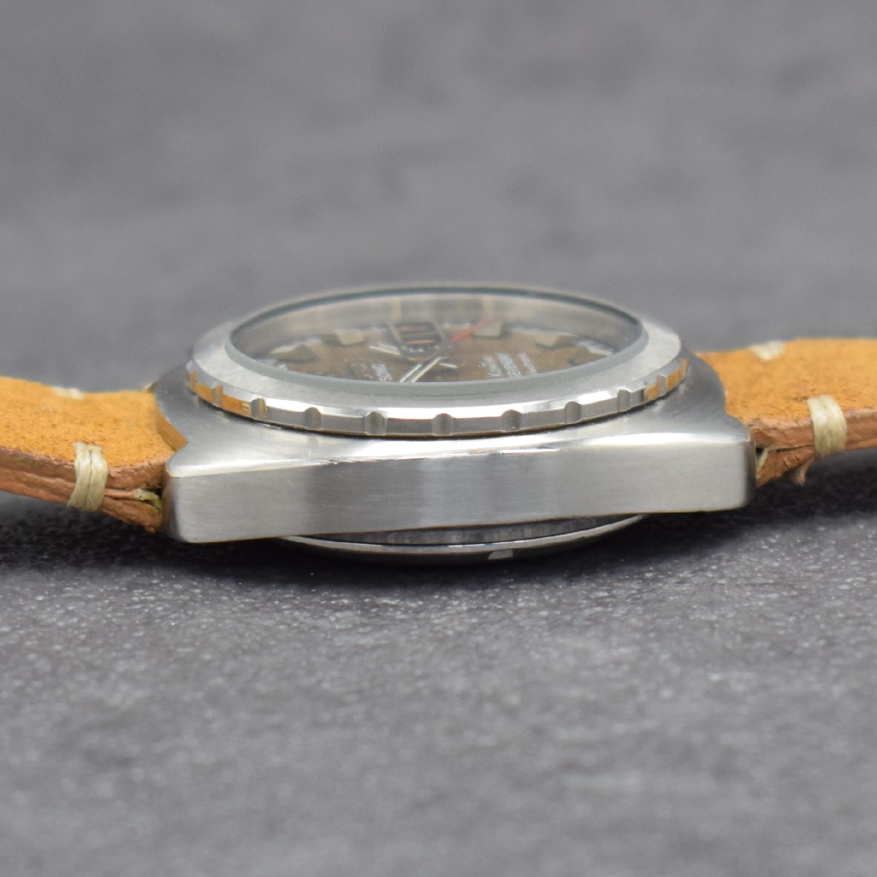 Detail c: ETERNA SONIC Kontiki SEVENDAY electronic Armbanduhr, Schweiz 1970er Jahre, Ref. 131FTT, massives Edelstahlgeh., Boden m. zentraler Goldplakette & ...
