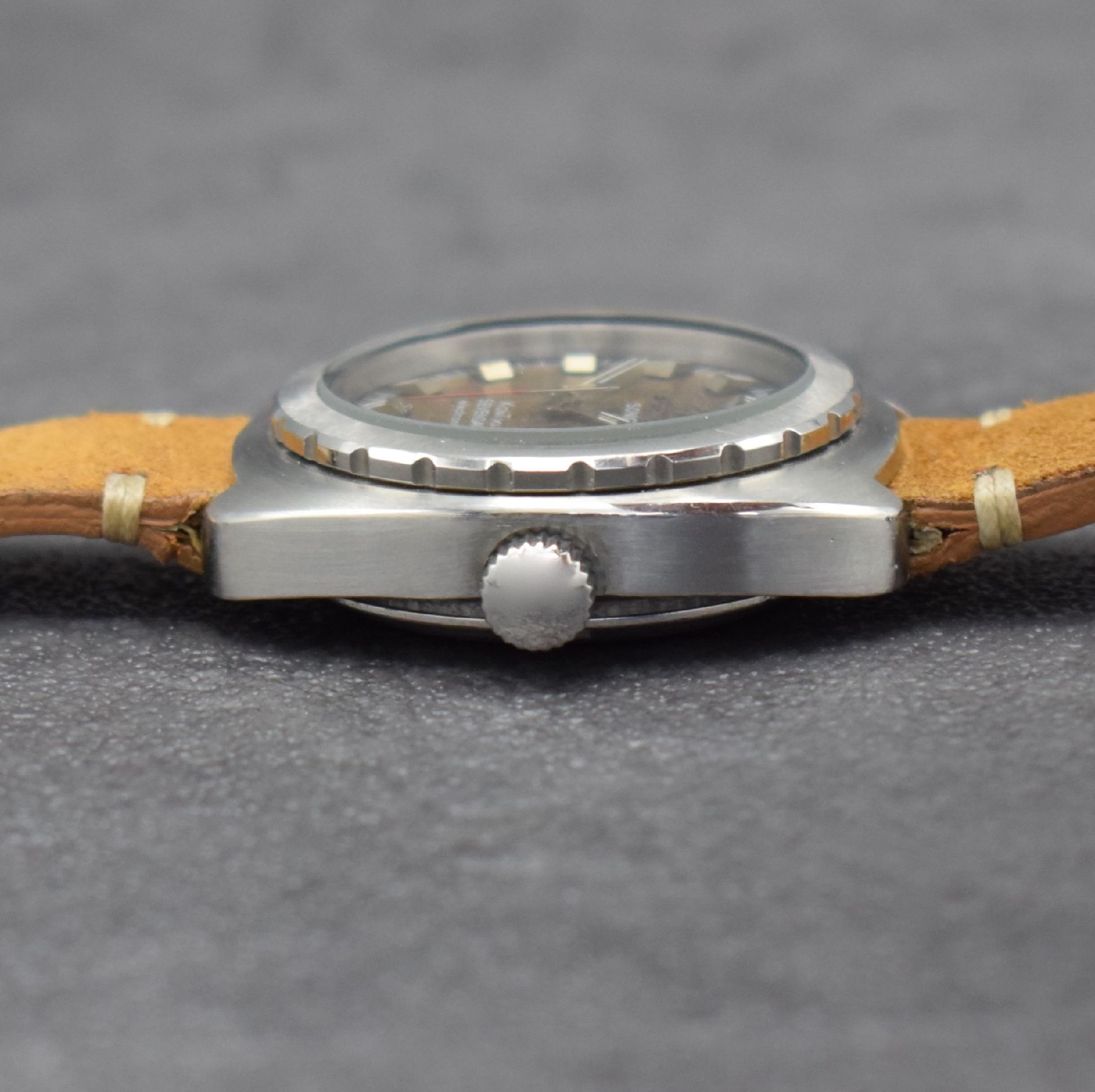 Detail d: ETERNA SONIC Kontiki SEVENDAY electronic Armbanduhr, Schweiz 1970er Jahre, Ref. 131FTT, massives Edelstahlgeh., Boden m. zentraler Goldplakette & ...