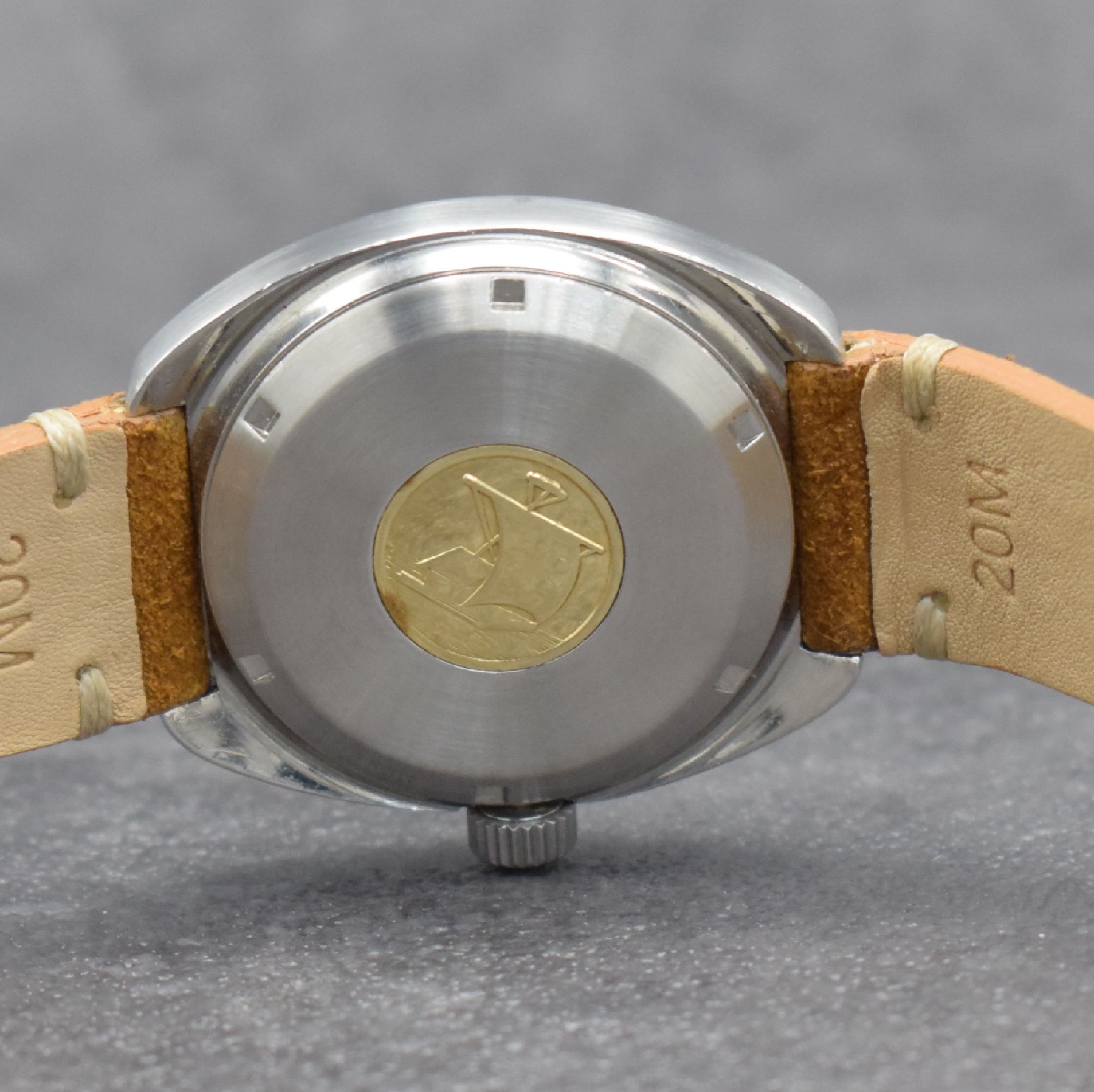 Detail e: ETERNA SONIC Kontiki SEVENDAY electronic Armbanduhr, Schweiz 1970er Jahre, Ref. 131FTT, massives Edelstahlgeh., Boden m. zentraler Goldplakette & ...