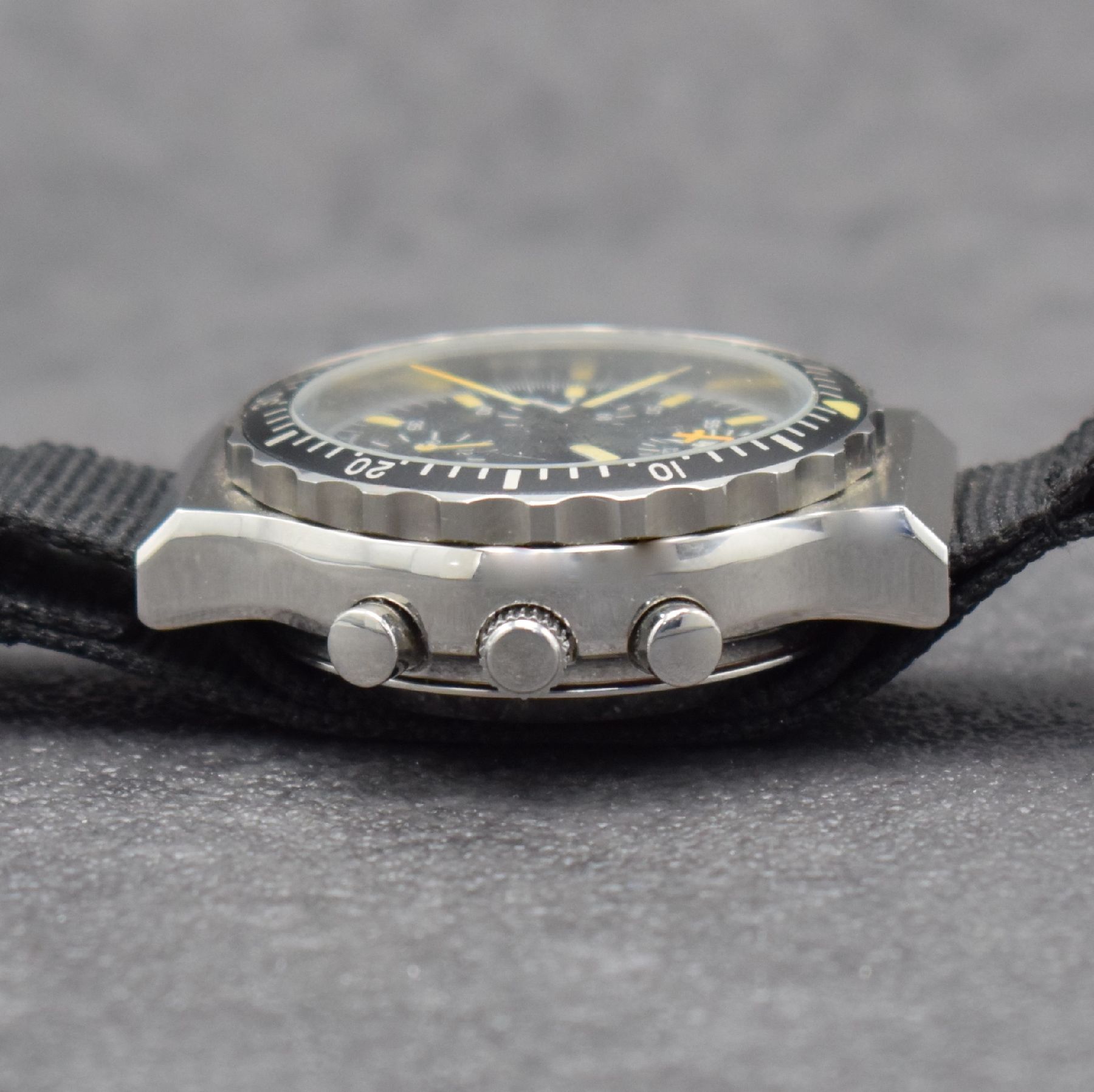 Detail c: SINN seltener Armbandchronograph in Stahl Referenz 11019, Automatik, Schweiz/Deutschland um 1980, Boden aufgedr., neutr. Ripsband, Lün. m. 60er ...