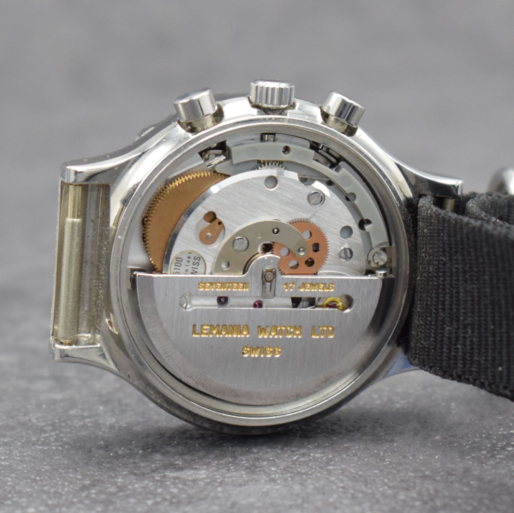 Detail d: SINN seltener Armbandchronograph in Stahl Referenz 11019, Automatik, Schweiz/Deutschland um 1980, Boden aufgedr., neutr. Ripsband, Lün. m. 60er ...