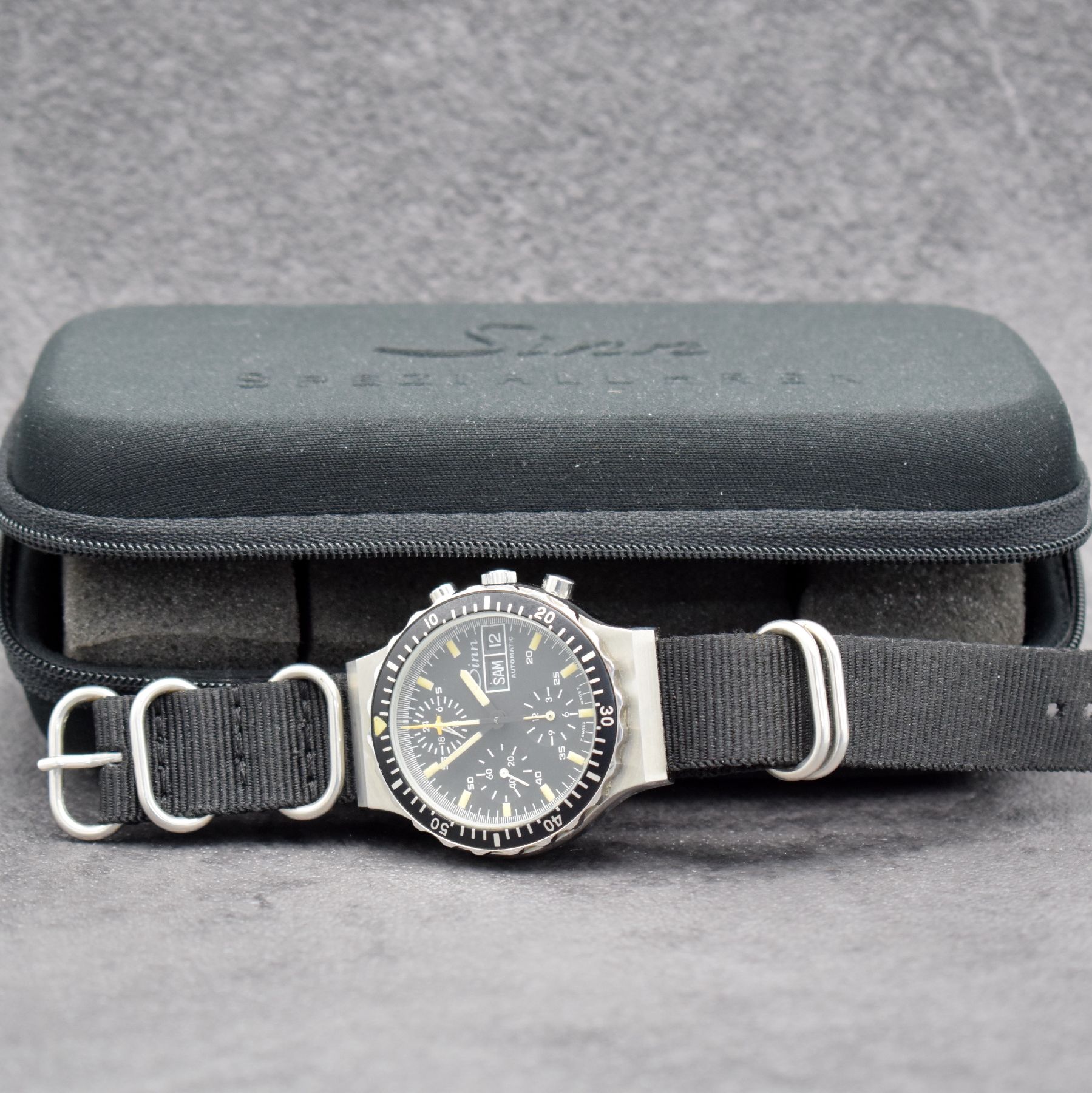 Detail h: SINN seltener Armbandchronograph in Stahl Referenz 11019, Automatik, Schweiz/Deutschland um 1980, Boden aufgedr., neutr. Ripsband, Lün. m. 60er ...