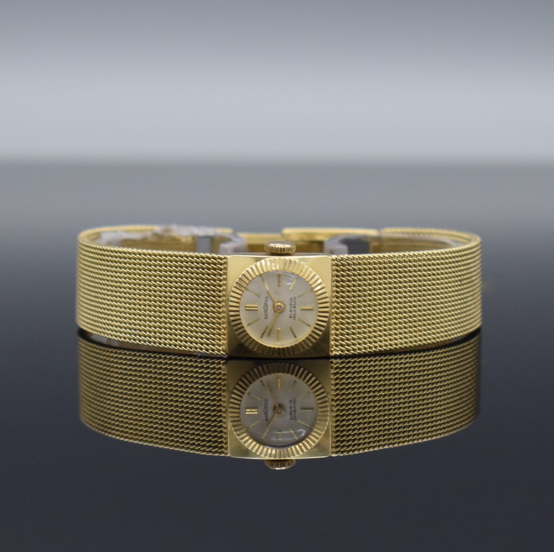 BERGANA Damenarmbanduhr in GG 585/000, Handaufzug, Schweiz um 1960, Boden aufgedr., silb. Zifferbl. altersbed. fl., Werk rotverg., 21 St., ...