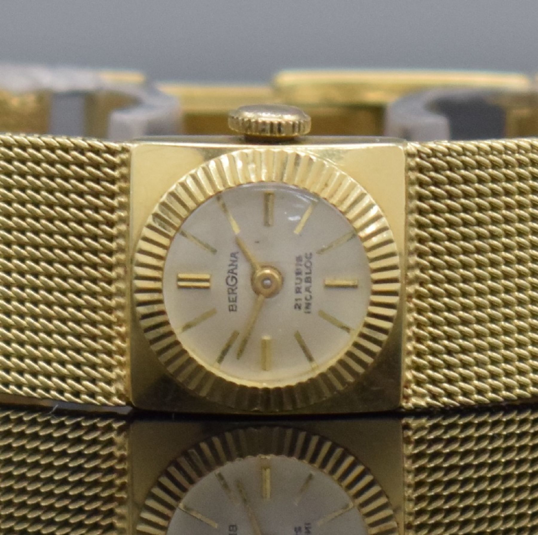 Detail a: BERGANA Damenarmbanduhr in GG 585/000, Handaufzug, Schweiz um 1960, Boden aufgedr., silb. Zifferbl. altersbed. fl., Werk rotverg., 21 St., ...