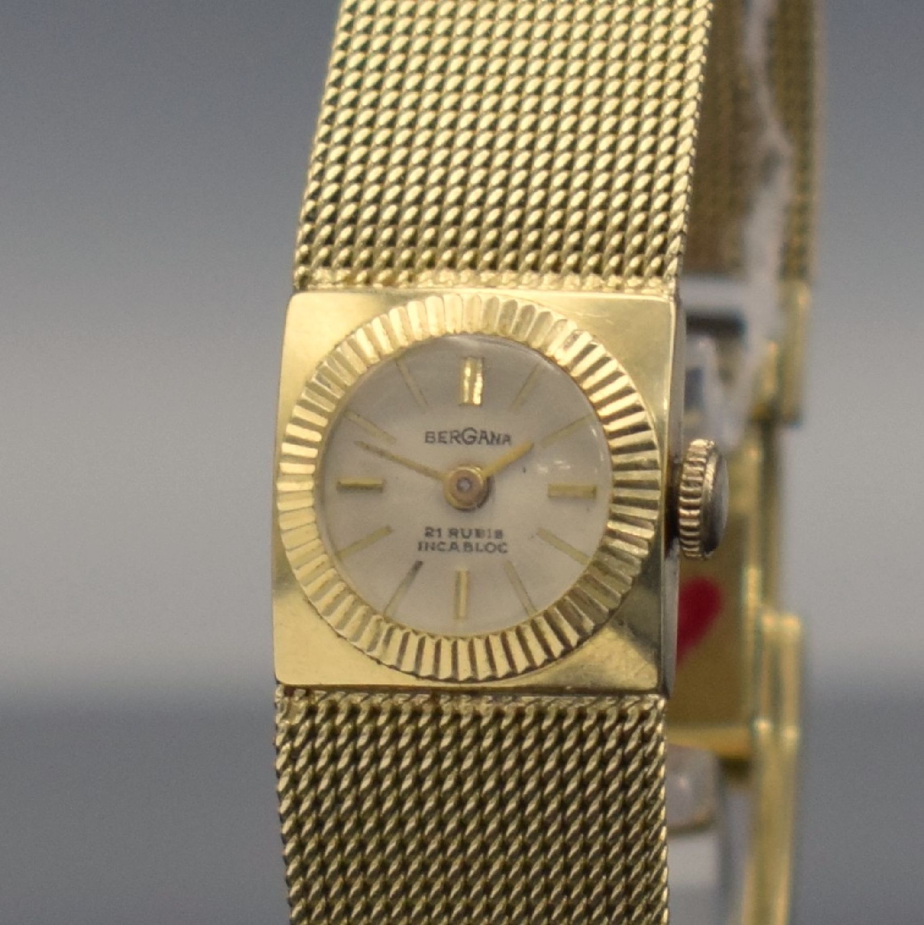 Detail c: BERGANA Damenarmbanduhr in GG 585/000, Handaufzug, Schweiz um 1960, Boden aufgedr., silb. Zifferbl. altersbed. fl., Werk rotverg., 21 St., ...