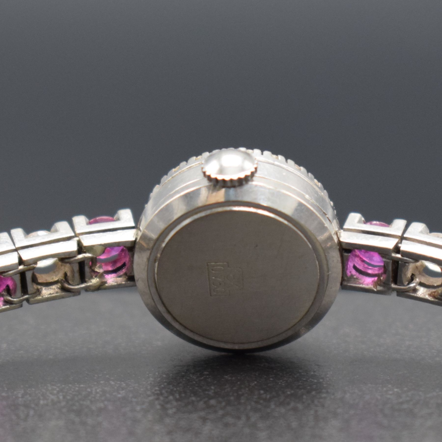 Detail e: BISCHOFF Schmuckuhr in WG 750/000 Rubinen und Brillanten, Handaufzug, Schweiz um 1960, Boden aufgedr., Lünette wie Band aufw. m. Steinen bes., ...