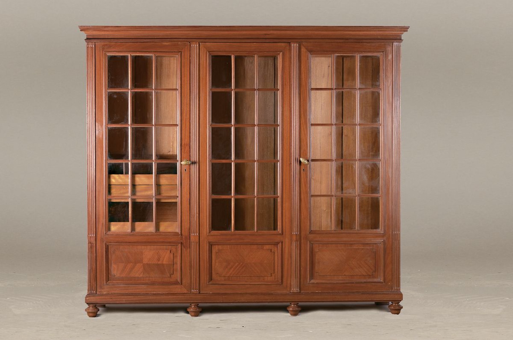 Großer Bibliotheksschrank/Bücherschrank/ Vitrinenschrank, um 1900, dreitürig, Mahagoni furniert, voll versprosst, Türen mit einzeln gefassten ...