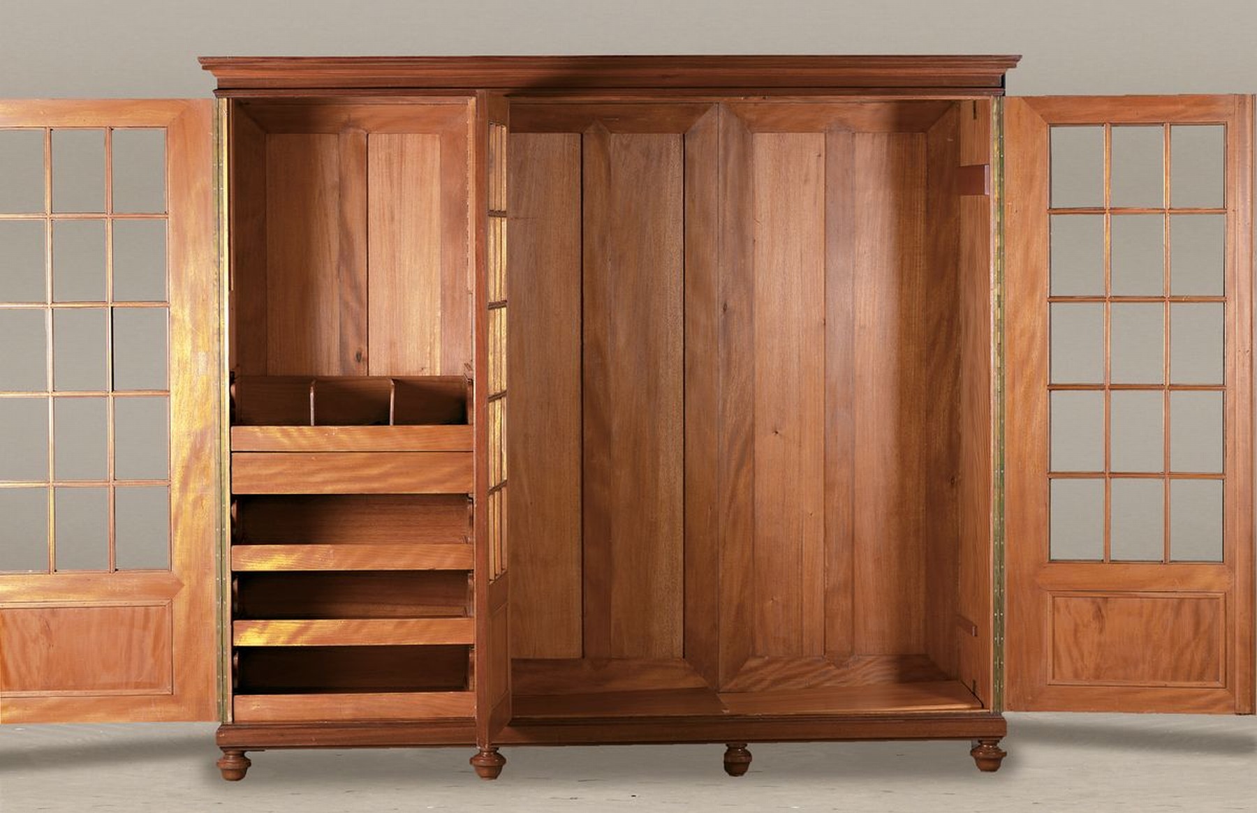 Detail a: Großer Bibliotheksschrank/Bücherschrank/ Vitrinenschrank, um 1900, dreitürig, Mahagoni furniert, voll versprosst, Türen mit einzeln gefassten ...