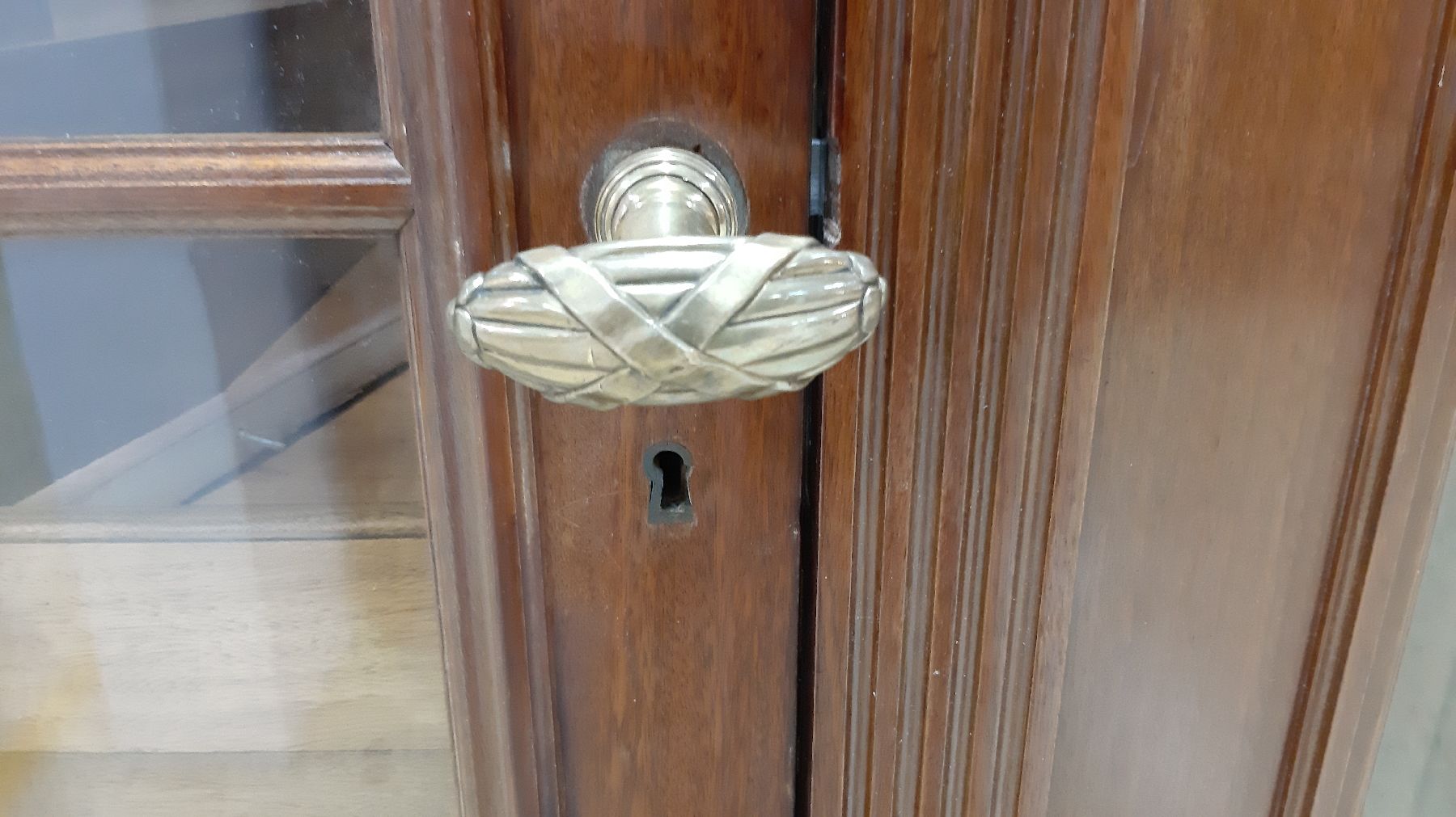 Detail d: Großer Bibliotheksschrank/Bücherschrank/ Vitrinenschrank, um 1900, dreitürig, Mahagoni furniert, voll versprosst, Türen mit einzeln gefassten ...