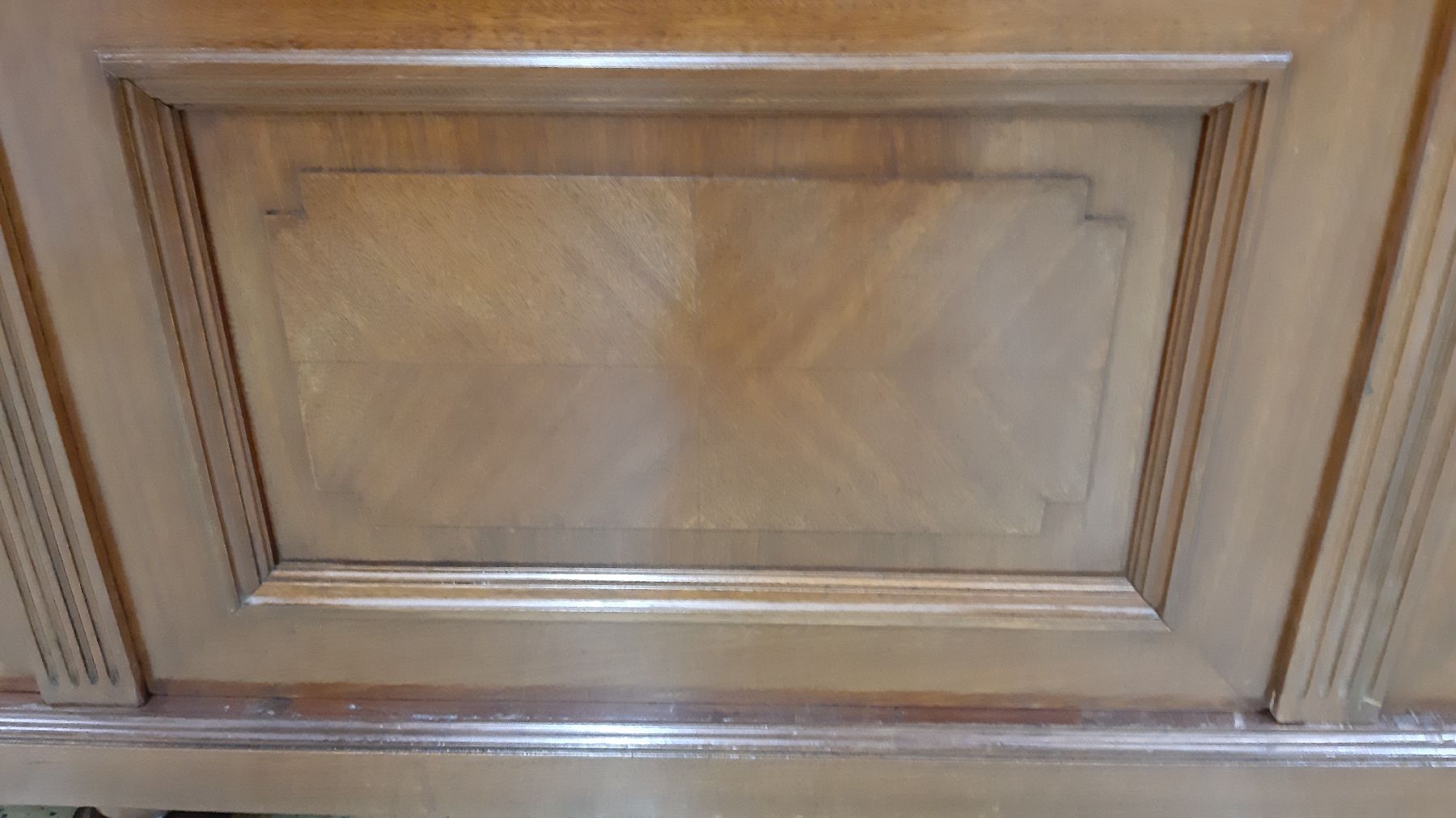 Detail g: Großer Bibliotheksschrank/Bücherschrank/ Vitrinenschrank, um 1900, dreitürig, Mahagoni furniert, voll versprosst, Türen mit einzeln gefassten ...