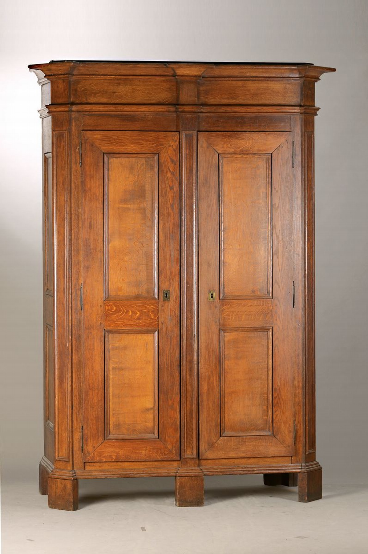 Grosser Kleiderschrank, südwestdeutsch, um 1860, Eiche massiv, auf Rahmen gearbeitet, abgeschrägte Lisenen, 8 Kassetten, orig. Schlösser und ein ...