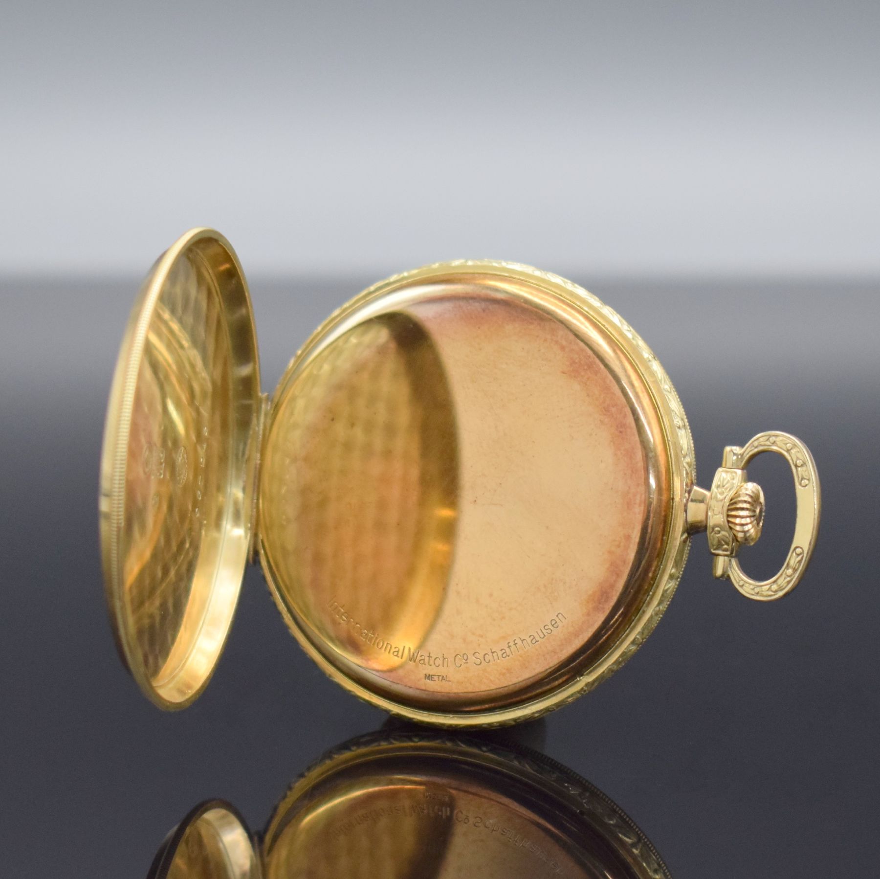 Detail c: IWC offene Taschenuhr Kaliber 73 in GG 585/000, Schweiz um 1930, Münzrand mittig floral grav., Metallcuvette, gold. Zifferbl. m. arab. Zahlen ...