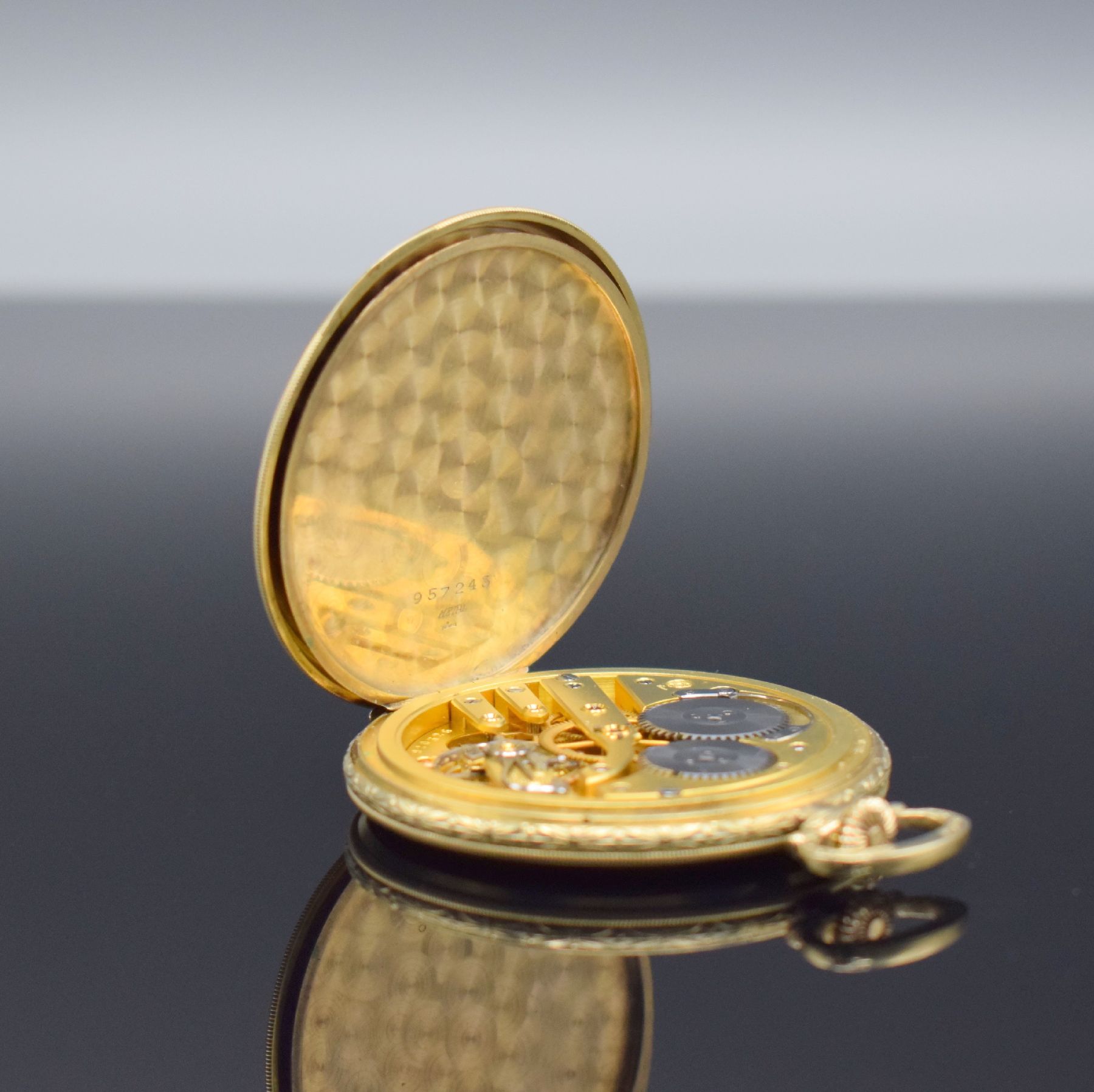 Detail d: IWC offene Taschenuhr Kaliber 73 in GG 585/000, Schweiz um 1930, Münzrand mittig floral grav., Metallcuvette, gold. Zifferbl. m. arab. Zahlen ...