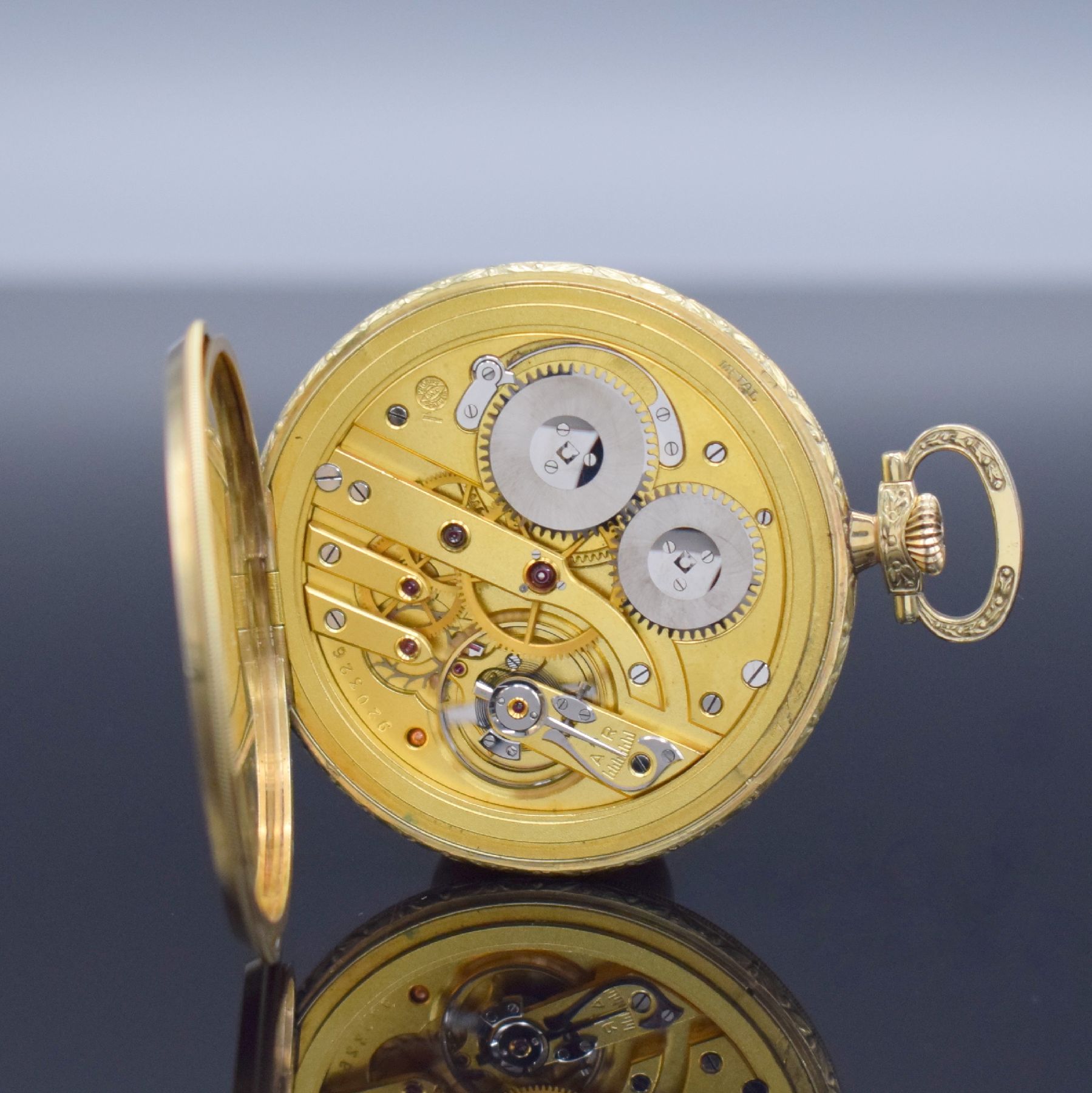 Detail e: IWC offene Taschenuhr Kaliber 73 in GG 585/000, Schweiz um 1930, Münzrand mittig floral grav., Metallcuvette, gold. Zifferbl. m. arab. Zahlen ...