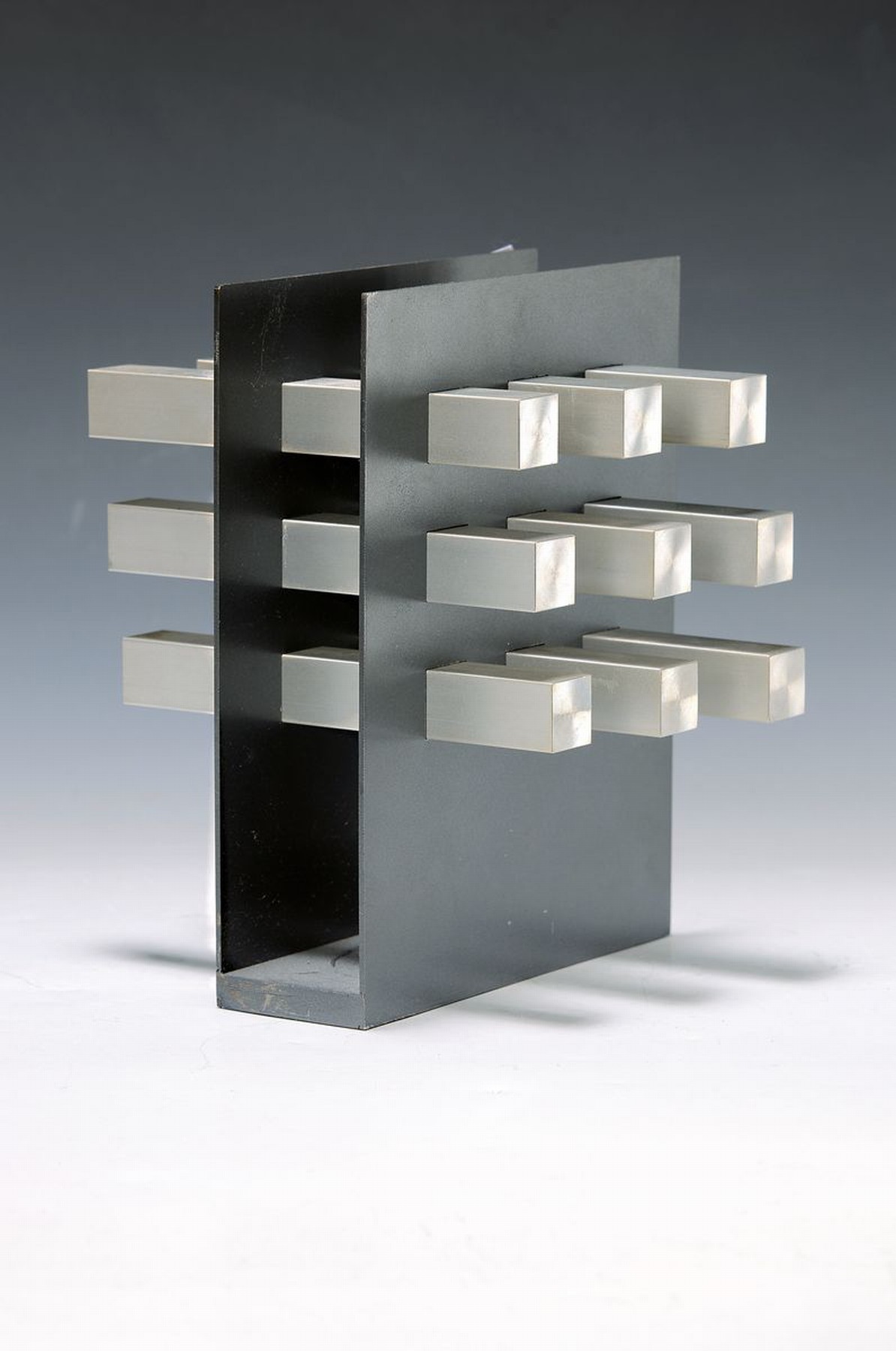 Norbert Thomas, geb. 1947, Skulptur, variable Konstruktion, Stahl, ca. 21 x 16 x 15.5 cm, signiert und dat. 94