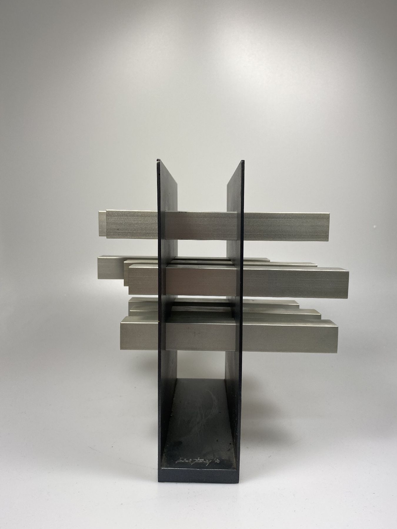 Detail b: Norbert Thomas, geb. 1947, Skulptur, variable Konstruktion, Stahl, ca. 21 x 16 x 15.5 cm, signiert und dat. 94