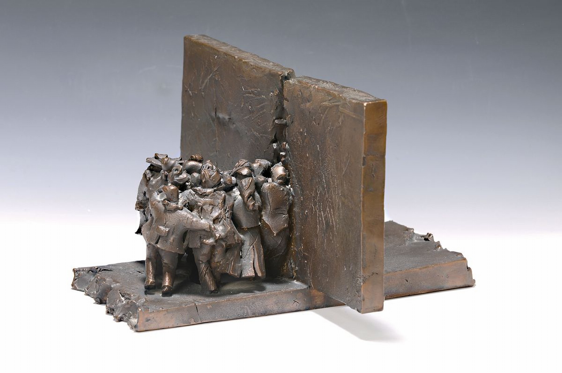 Krystyna Nowakowska, geb. 1953, Bronzefigur, "Berliner Mauer, viele Personen drücken und drängen sich von einer Seite durch einen Spalt auf ...