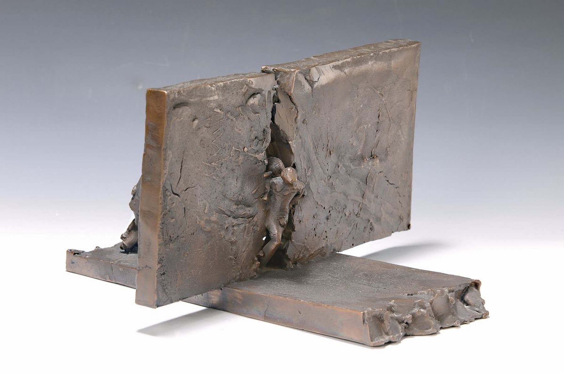 Detail a: Krystyna Nowakowska, geb. 1953, Bronzefigur, "Berliner Mauer, viele Personen drücken und drängen sich von einer Seite durch einen Spalt auf ...