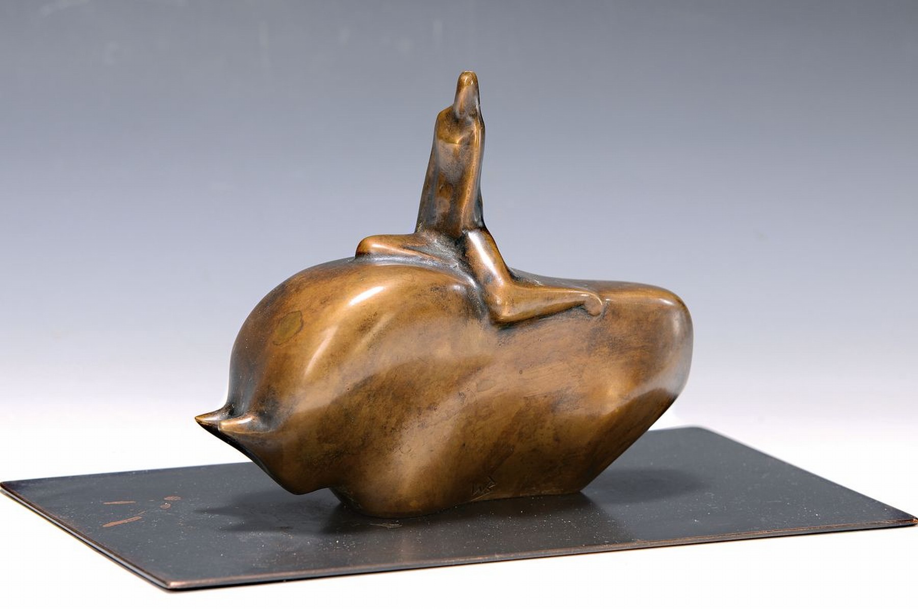 Will Brüll, 1922 Viersen - 2019 Meerbusch, Bronzeskulptur Europa auf dem Stier, auf bronzierter Kupferplatte, Bronze mongramiert, Unterseite ...