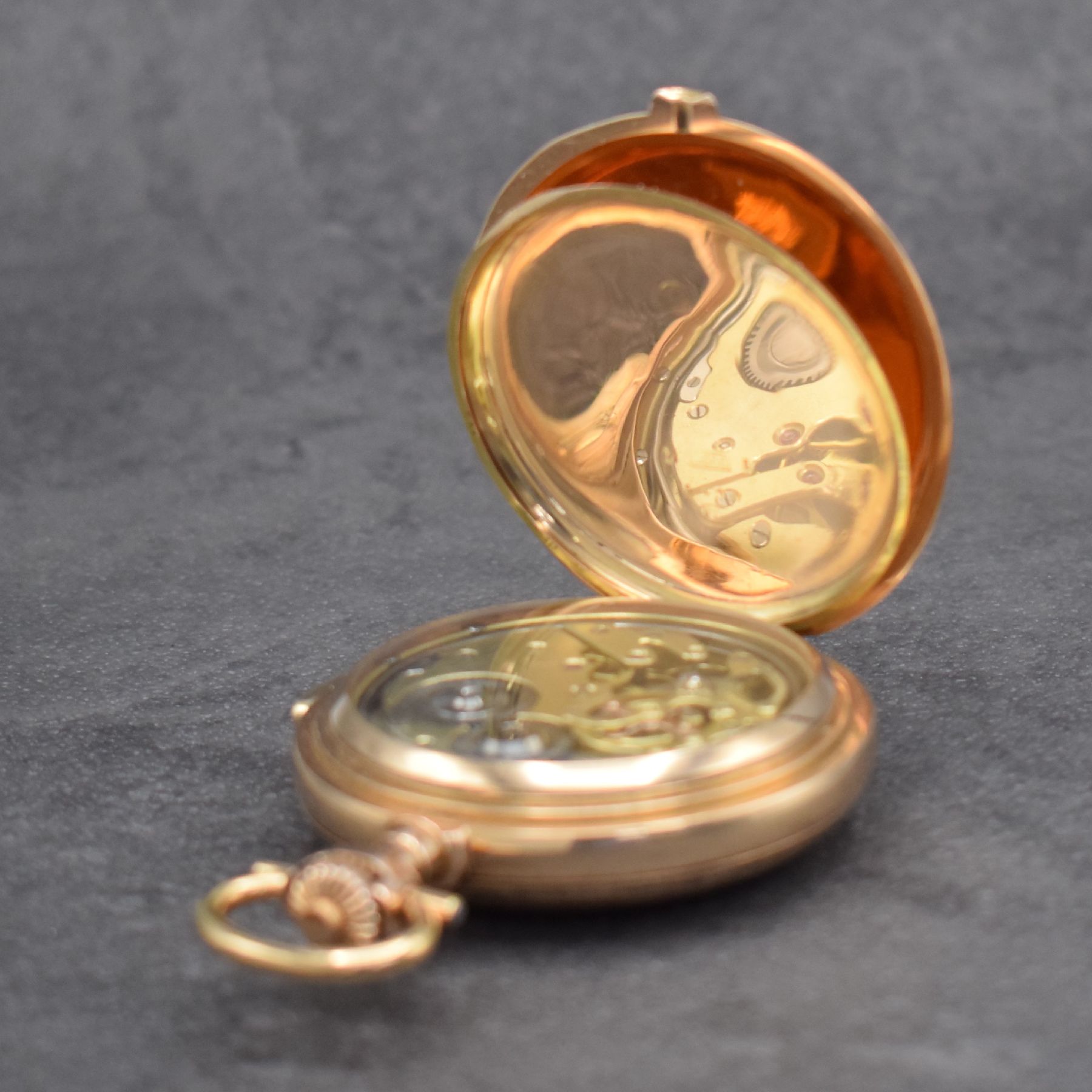Detail e: Savonette Herrentaschenuhr in RG 585/000 mit Minutenrepetition, Schweiz um 1900, glattes 3-Deckel Goldgeh. m. a-goutte Schlüssen, 2- teil. ...