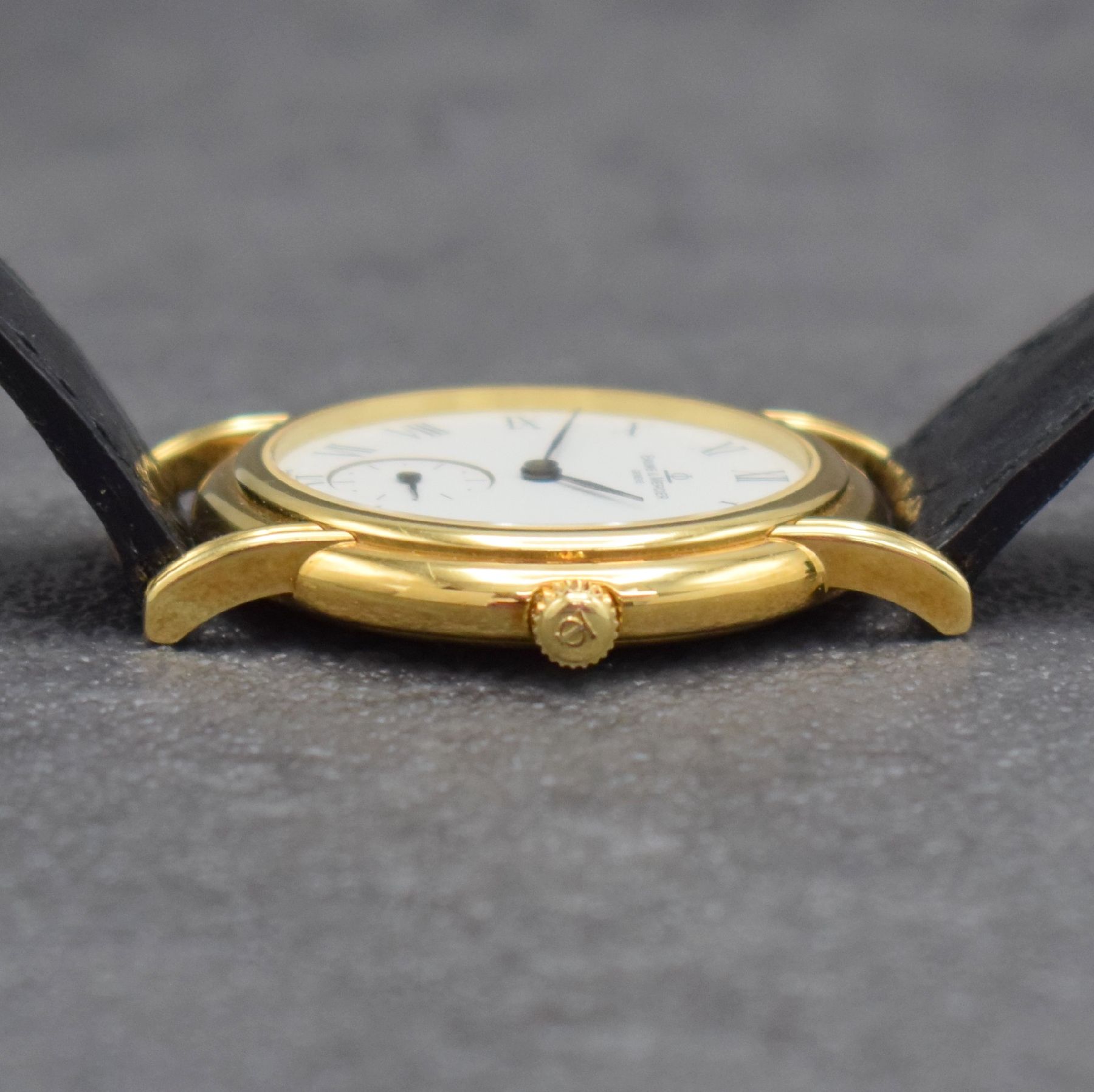 Detail d: BAUME & MERCIER Herrenarmbanduhr in GG 750/000, Schweiz um 1990, Handaufzug, Ref. 35100, 2-teil. Geh., Boden aufgedr., orig. Lederband m. verg. orig. ...