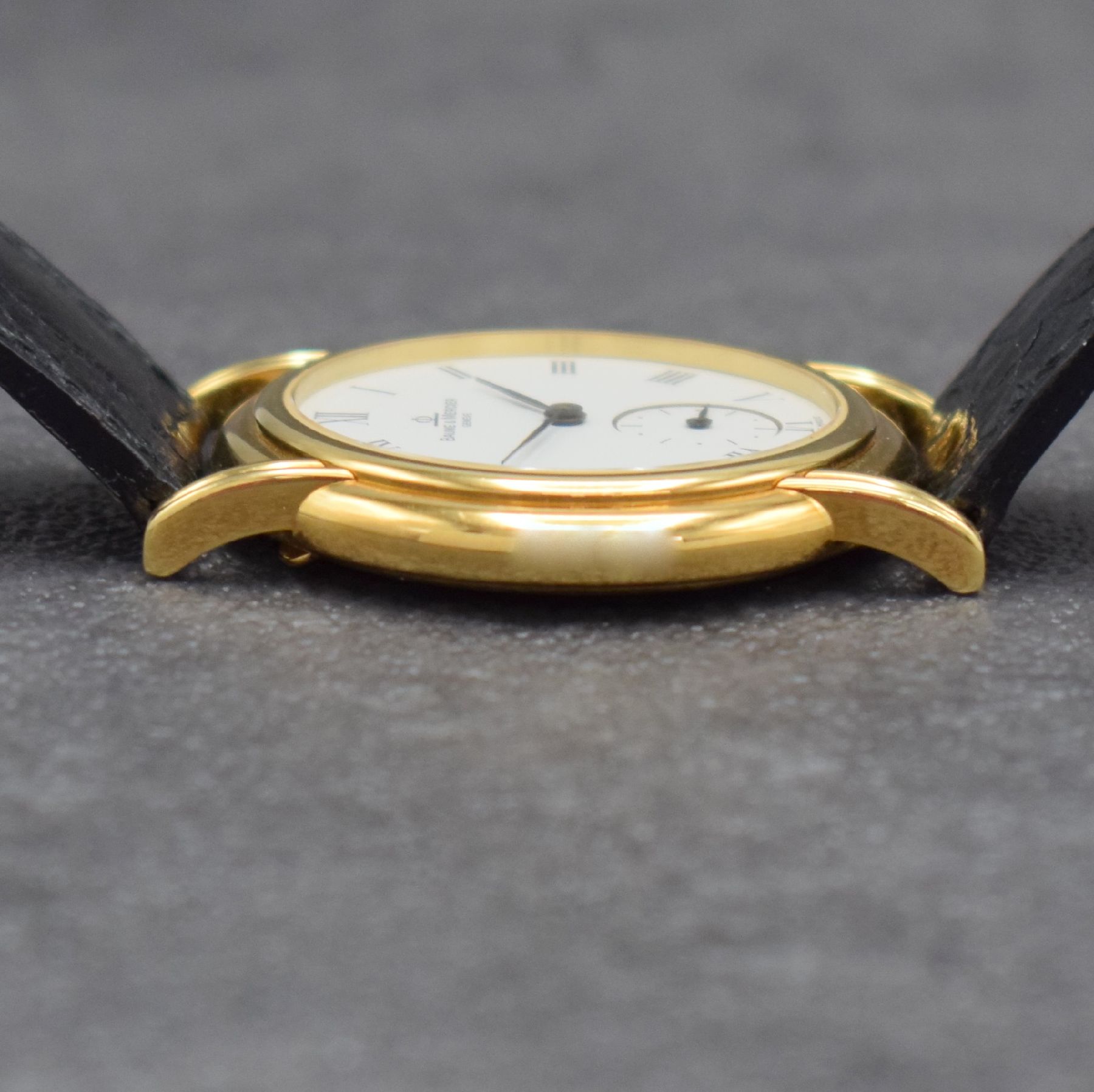 Detail e: BAUME & MERCIER Herrenarmbanduhr in GG 750/000, Schweiz um 1990, Handaufzug, Ref. 35100, 2-teil. Geh., Boden aufgedr., orig. Lederband m. verg. orig. ...