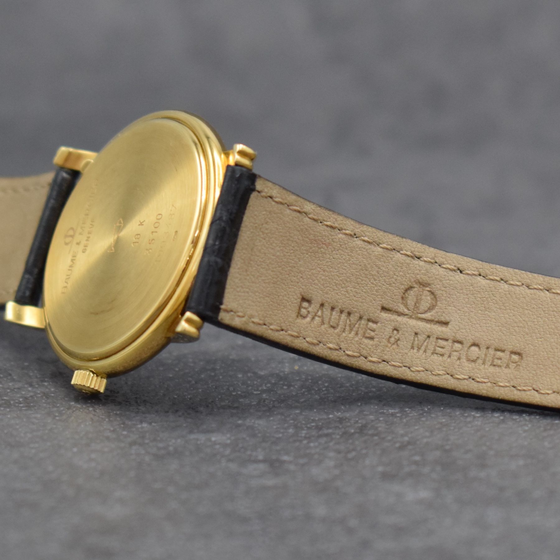 Detail f: BAUME & MERCIER Herrenarmbanduhr in GG 750/000, Schweiz um 1990, Handaufzug, Ref. 35100, 2-teil. Geh., Boden aufgedr., orig. Lederband m. verg. orig. ...