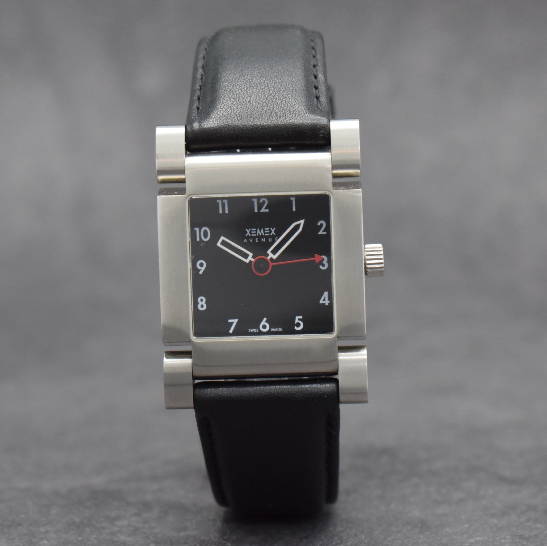 Detail b: XEMEX Herrenarmbanduhr Avenue Design Külling in Edelstahl, Schweiz um 2000, quarz, Boden aufgedr., Lederband m. orig. Dornschl., bewegl. Bandanst., ...