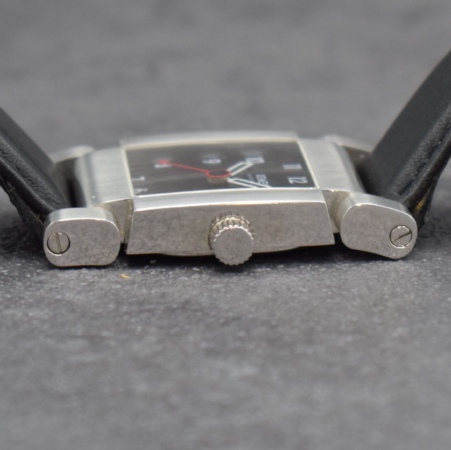Detail d: XEMEX Herrenarmbanduhr Avenue Design Külling in Edelstahl, Schweiz um 2000, quarz, Boden aufgedr., Lederband m. orig. Dornschl., bewegl. Bandanst., ...