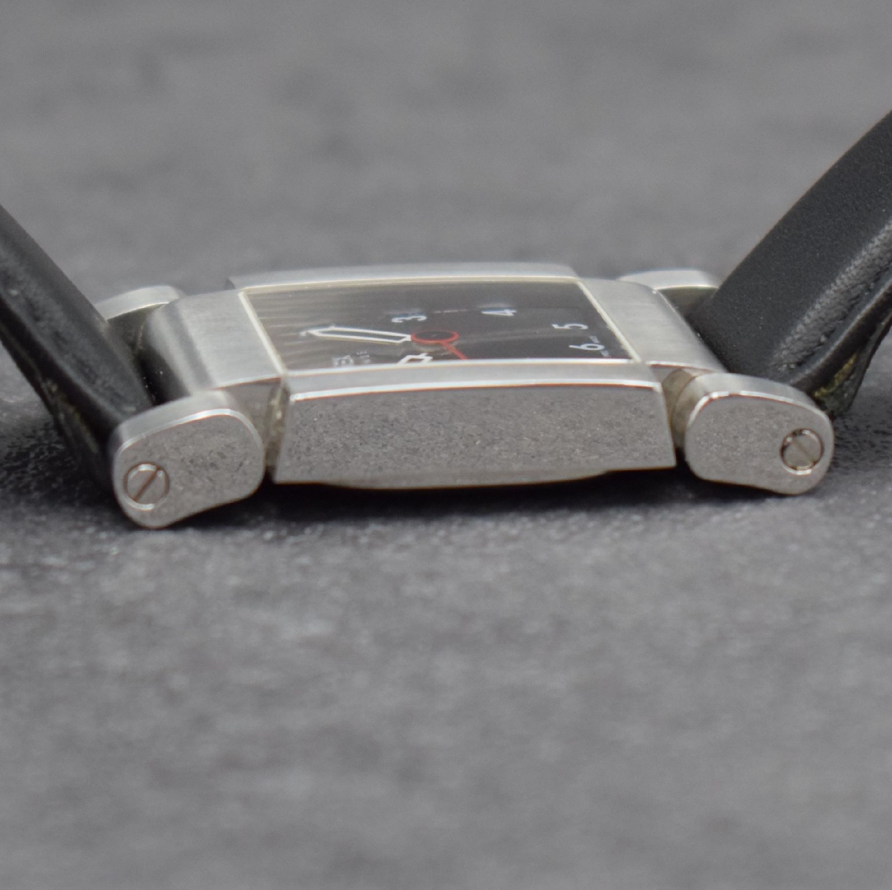 Detail e: XEMEX Herrenarmbanduhr Avenue Design Külling in Edelstahl, Schweiz um 2000, quarz, Boden aufgedr., Lederband m. orig. Dornschl., bewegl. Bandanst., ...