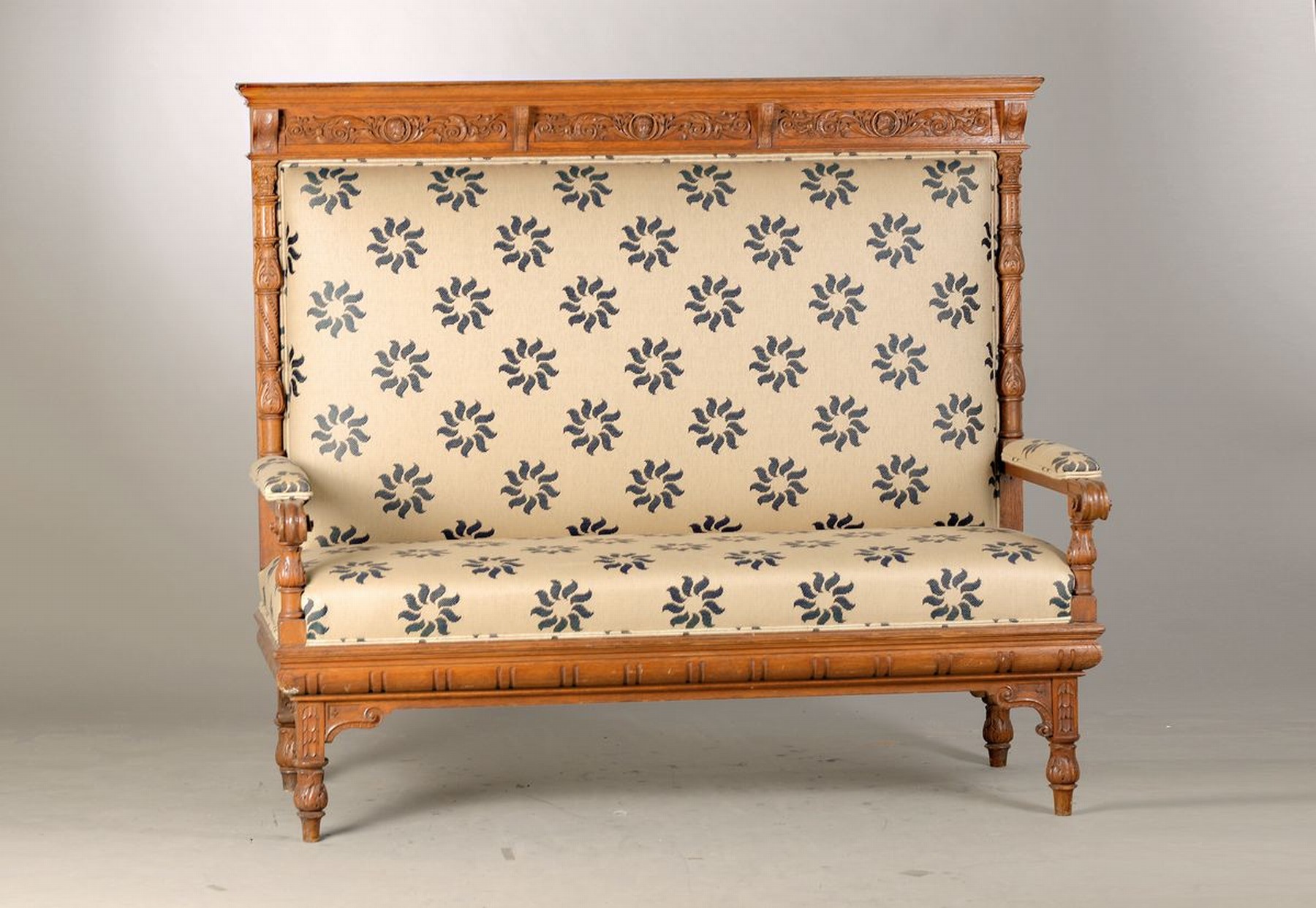 Sofa, Gründerzeit, um 1890, Eicherahmen reich beschnitzt, Rocaillen, Akanthusblatt und Maskeron dekoriert, stil. Säulen, Bezug und Polster vor ...