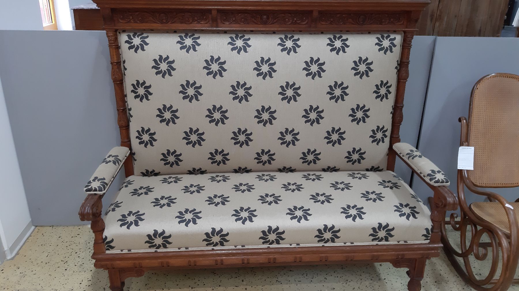 Detail b: Sofa, Gründerzeit, um 1890, Eicherahmen reich beschnitzt, Rocaillen, Akanthusblatt und Maskeron dekoriert, stil. Säulen, Bezug und Polster vor ...