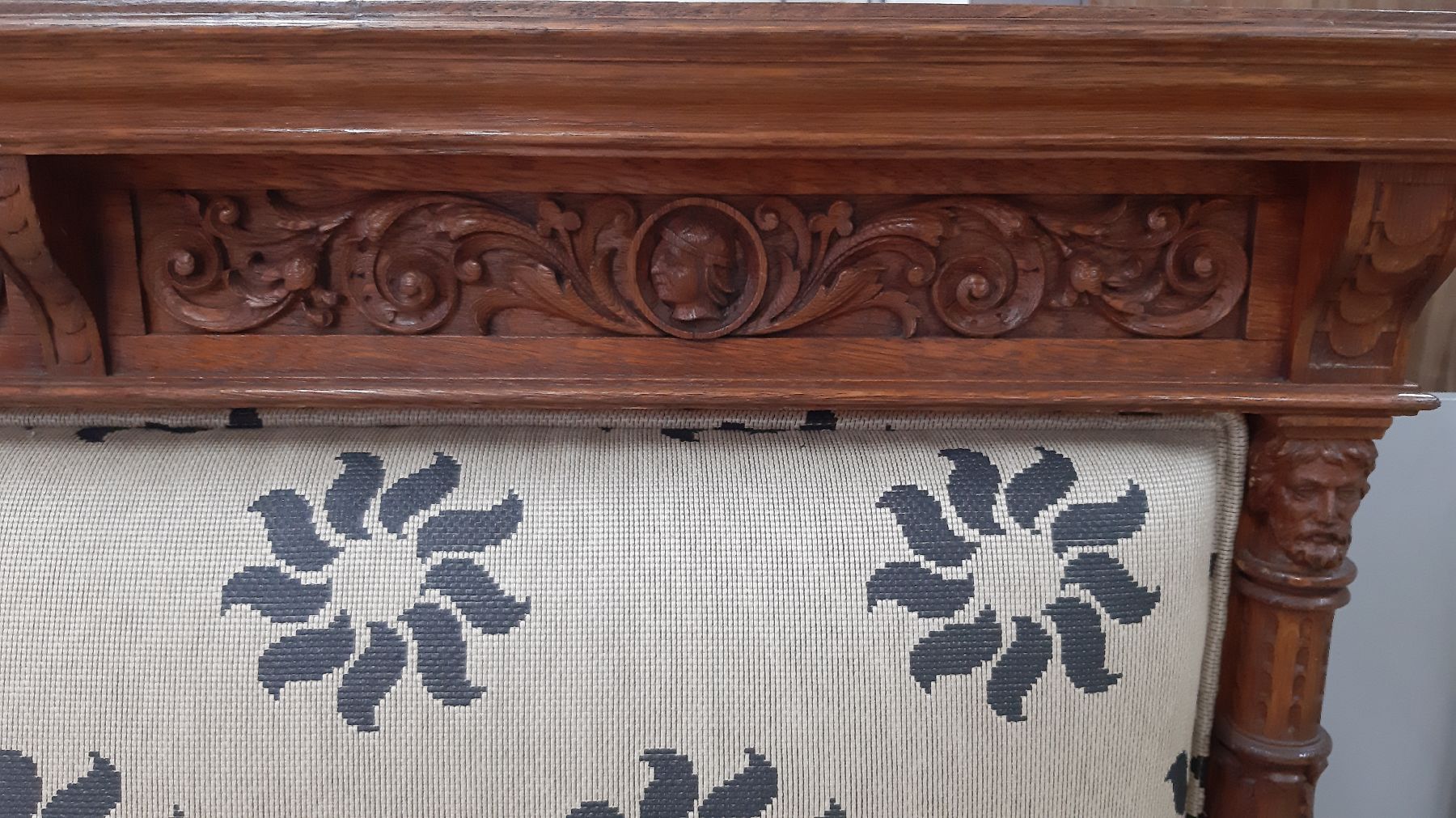 Detail c: Sofa, Gründerzeit, um 1890, Eicherahmen reich beschnitzt, Rocaillen, Akanthusblatt und Maskeron dekoriert, stil. Säulen, Bezug und Polster vor ...
