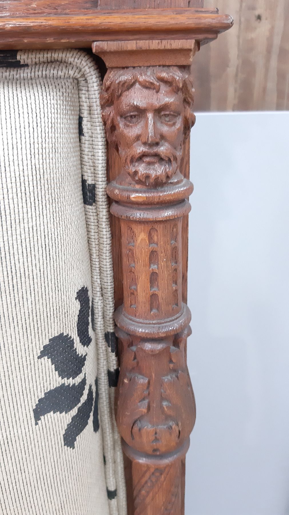 Detail d: Sofa, Gründerzeit, um 1890, Eicherahmen reich beschnitzt, Rocaillen, Akanthusblatt und Maskeron dekoriert, stil. Säulen, Bezug und Polster vor ...