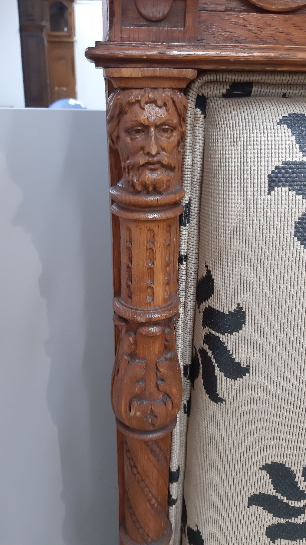 Detail e: Sofa, Gründerzeit, um 1890, Eicherahmen reich beschnitzt, Rocaillen, Akanthusblatt und Maskeron dekoriert, stil. Säulen, Bezug und Polster vor ...