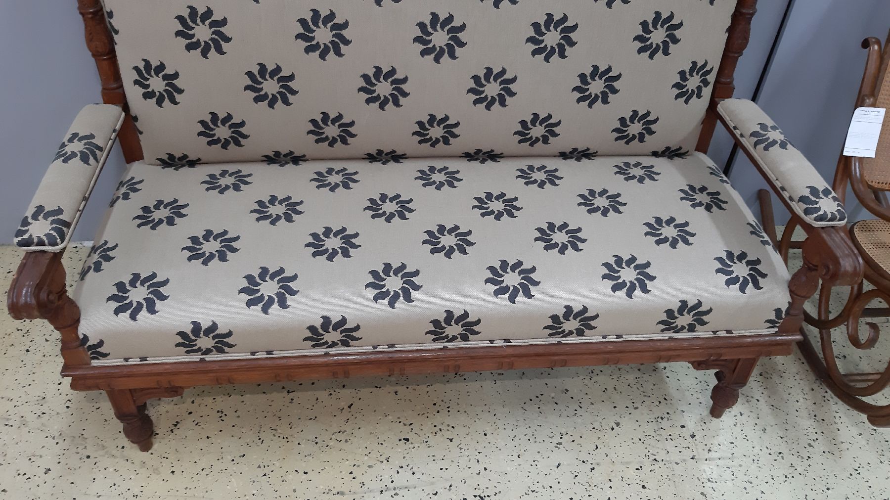 Detail f: Sofa, Gründerzeit, um 1890, Eicherahmen reich beschnitzt, Rocaillen, Akanthusblatt und Maskeron dekoriert, stil. Säulen, Bezug und Polster vor ...