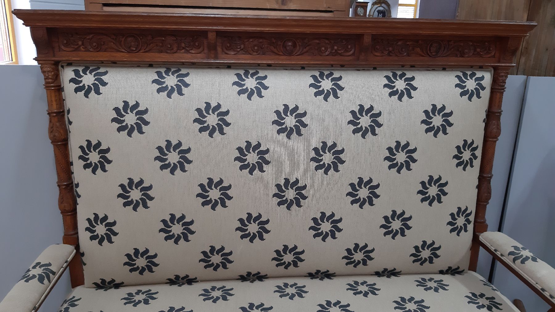 Detail g: Sofa, Gründerzeit, um 1890, Eicherahmen reich beschnitzt, Rocaillen, Akanthusblatt und Maskeron dekoriert, stil. Säulen, Bezug und Polster vor ...