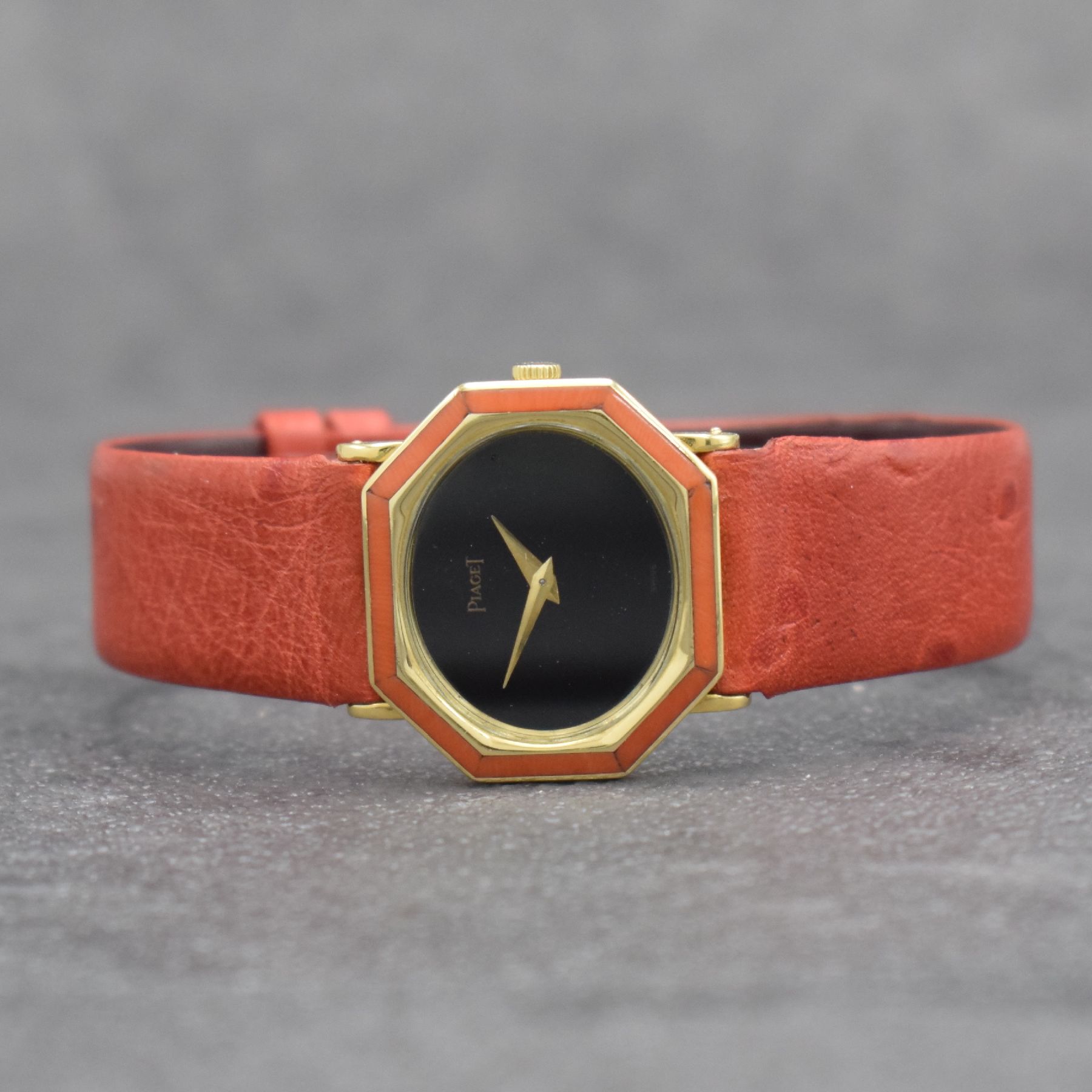 PIAGET Designer Damenarmbanduhr in GG 750/000 Referenz 93431, Handaufzug, Schweiz um 1976, Boden 4-fach verschr., Lün. mit Koralle intarsiert, ...