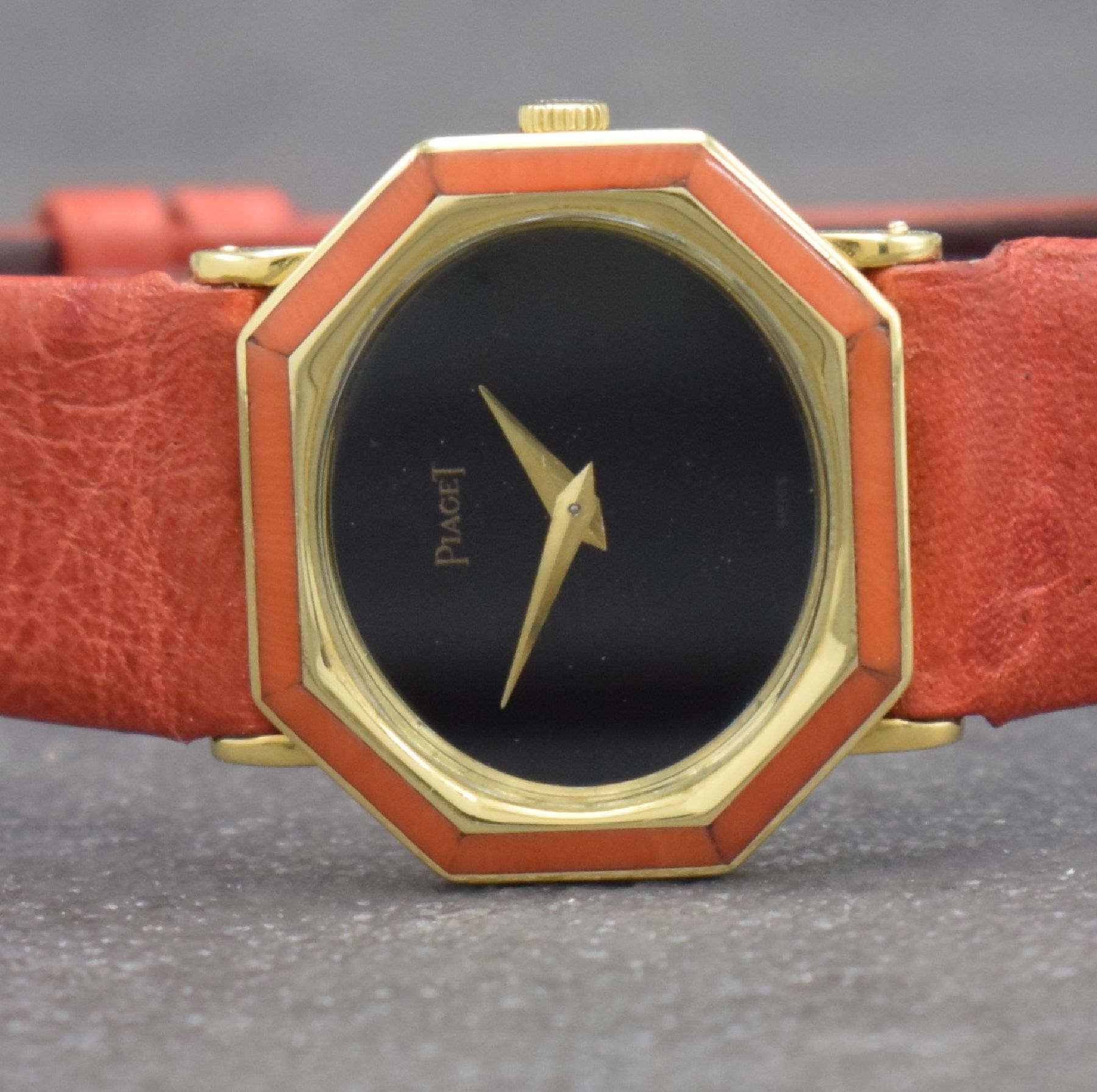 Detail a: PIAGET Designer Damenarmbanduhr in GG 750/000 Referenz 93431, Handaufzug, Schweiz um 1976, Boden 4-fach verschr., Lün. mit Koralle intarsiert, ...