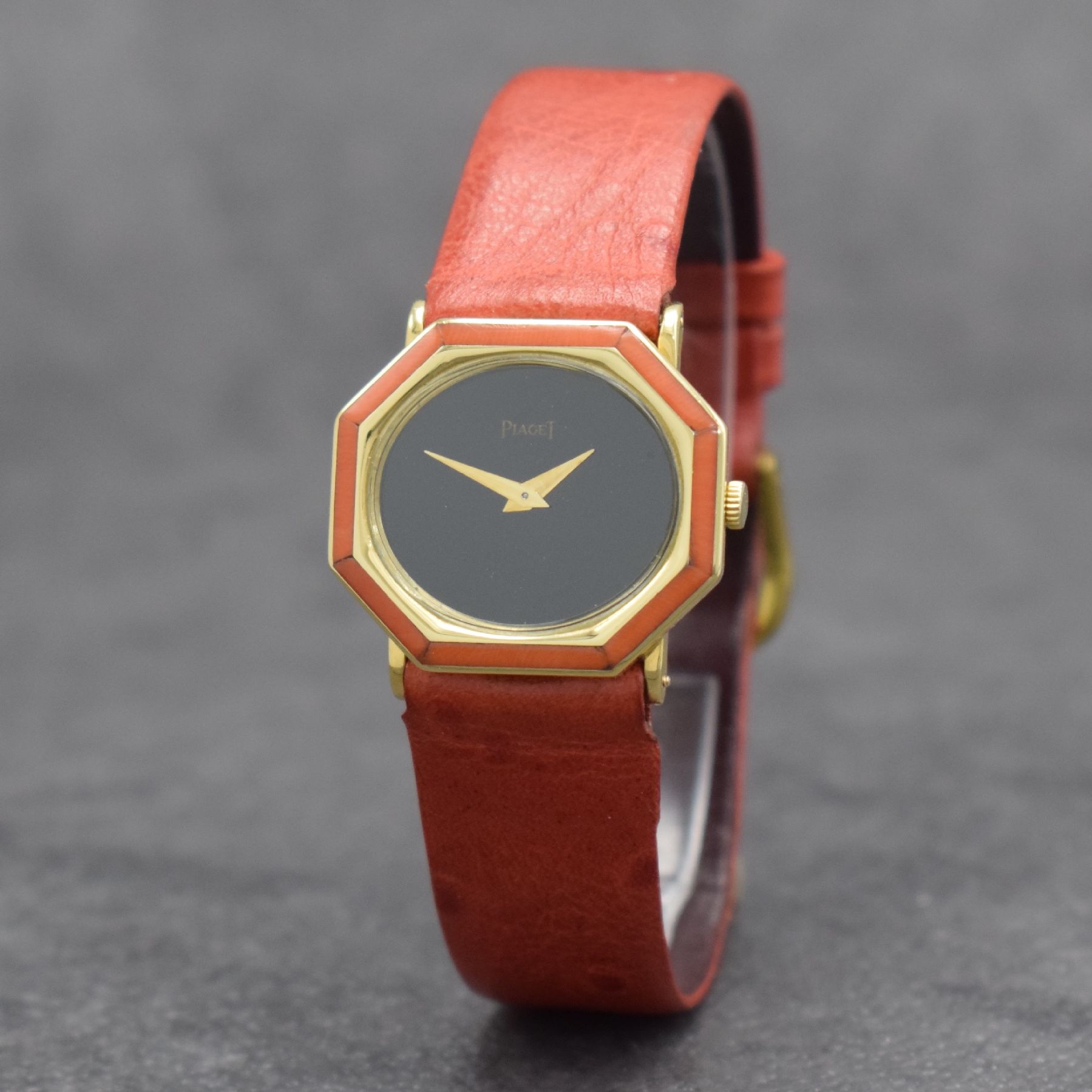 Detail b: PIAGET Designer Damenarmbanduhr in GG 750/000 Referenz 93431, Handaufzug, Schweiz um 1976, Boden 4-fach verschr., Lün. mit Koralle intarsiert, ...