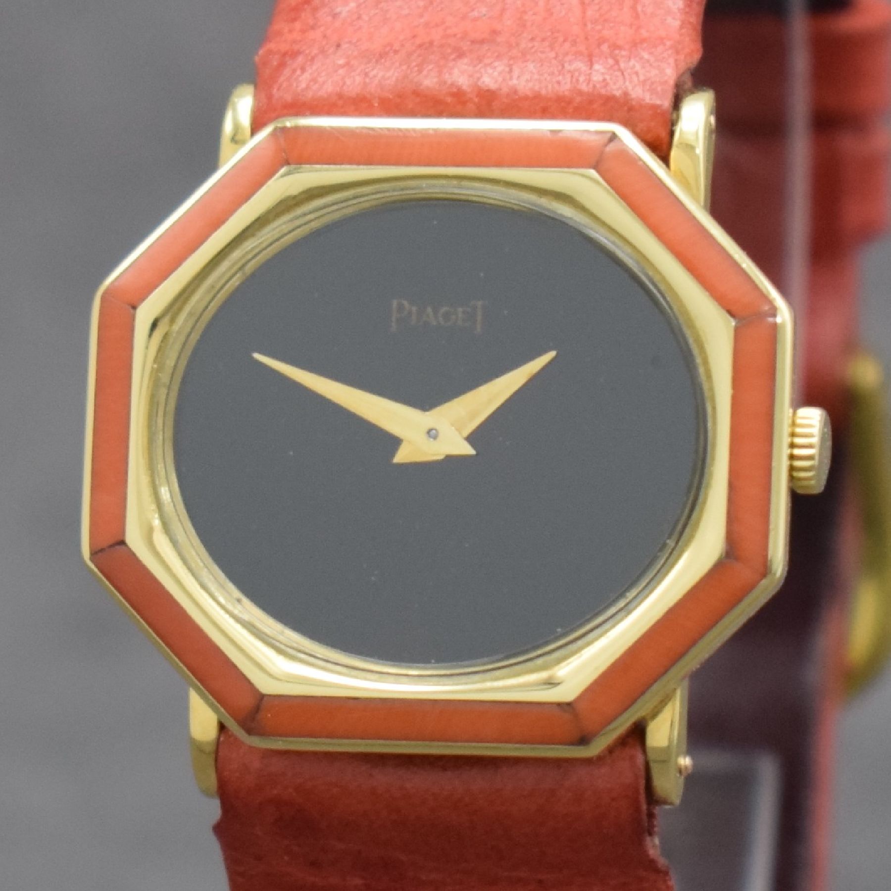Detail c: PIAGET Designer Damenarmbanduhr in GG 750/000 Referenz 93431, Handaufzug, Schweiz um 1976, Boden 4-fach verschr., Lün. mit Koralle intarsiert, ...