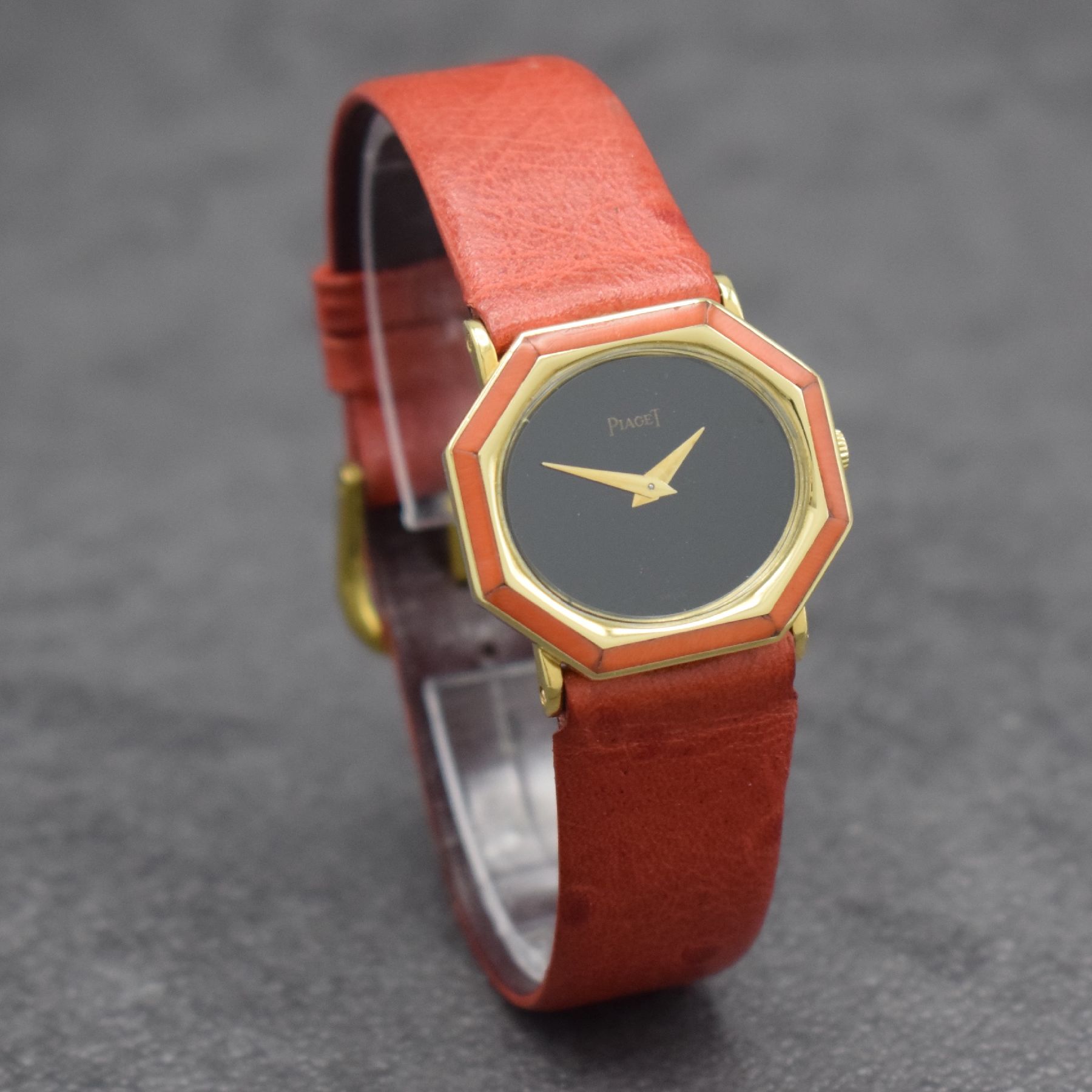 Detail d: PIAGET Designer Damenarmbanduhr in GG 750/000 Referenz 93431, Handaufzug, Schweiz um 1976, Boden 4-fach verschr., Lün. mit Koralle intarsiert, ...