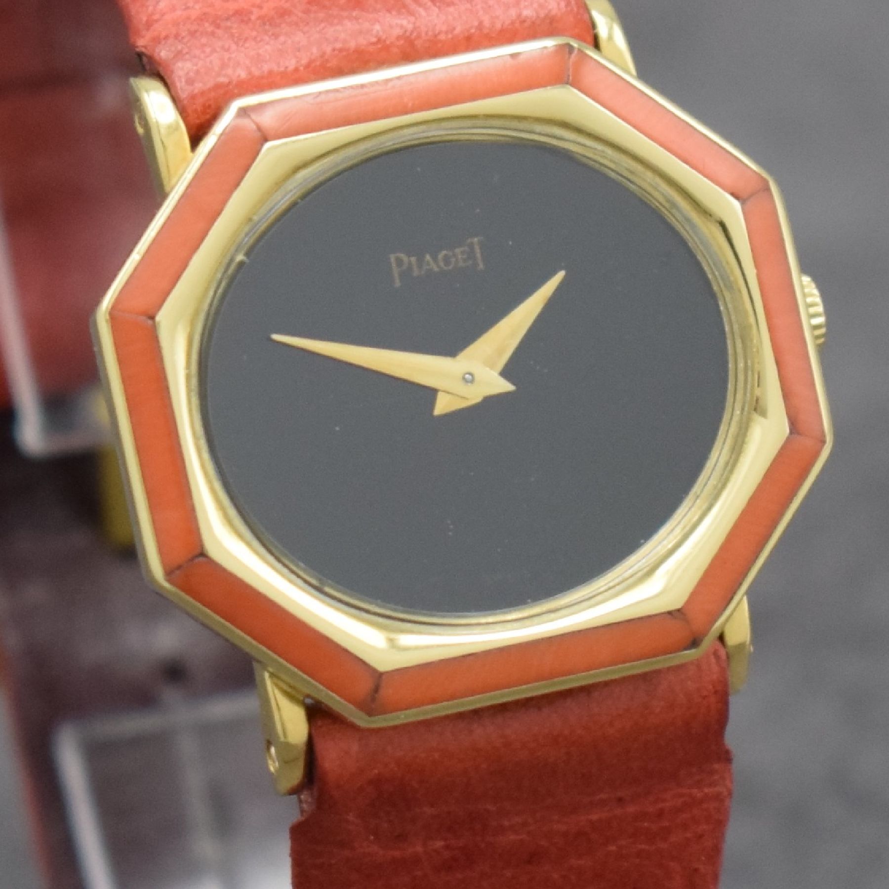 Detail e: PIAGET Designer Damenarmbanduhr in GG 750/000 Referenz 93431, Handaufzug, Schweiz um 1976, Boden 4-fach verschr., Lün. mit Koralle intarsiert, ...