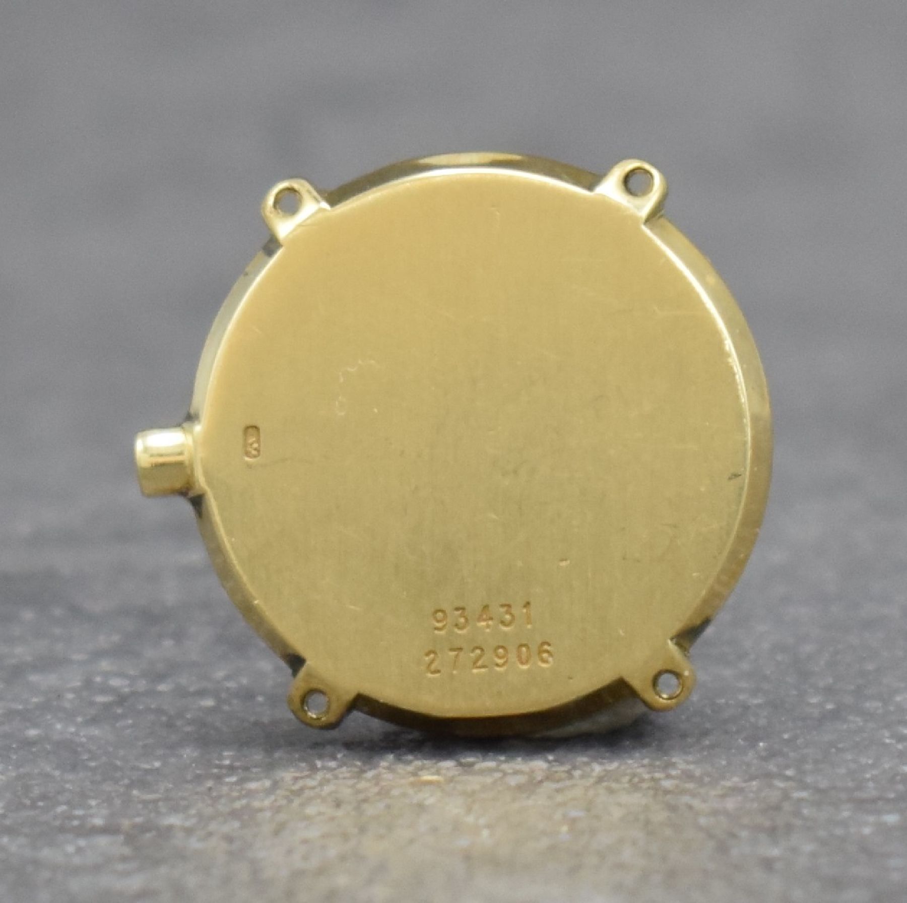 Detail h: PIAGET Designer Damenarmbanduhr in GG 750/000 Referenz 93431, Handaufzug, Schweiz um 1976, Boden 4-fach verschr., Lün. mit Koralle intarsiert, ...